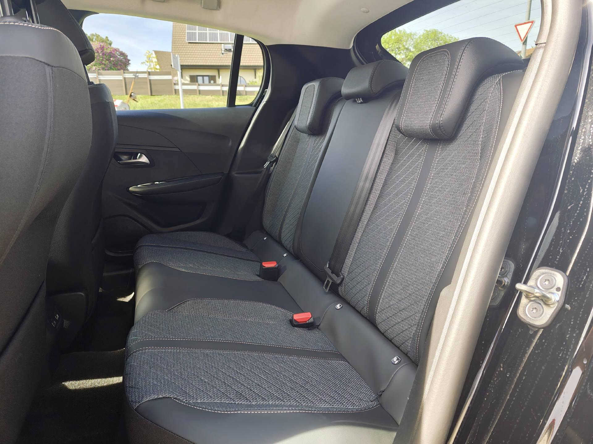 PEUGEOT 208 1.2 Hybrid Allure Premium-image-7