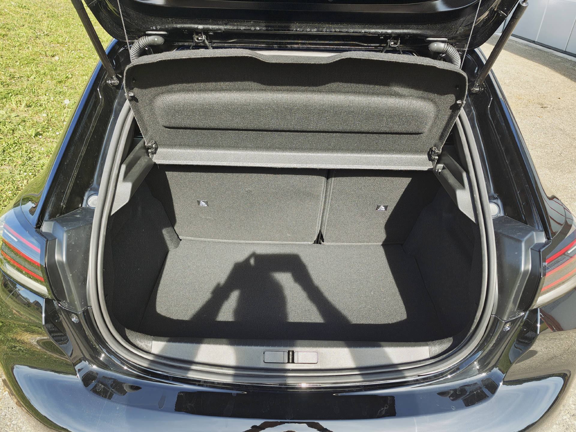 PEUGEOT 208 1.2 Hybrid Allure Premium-image-10