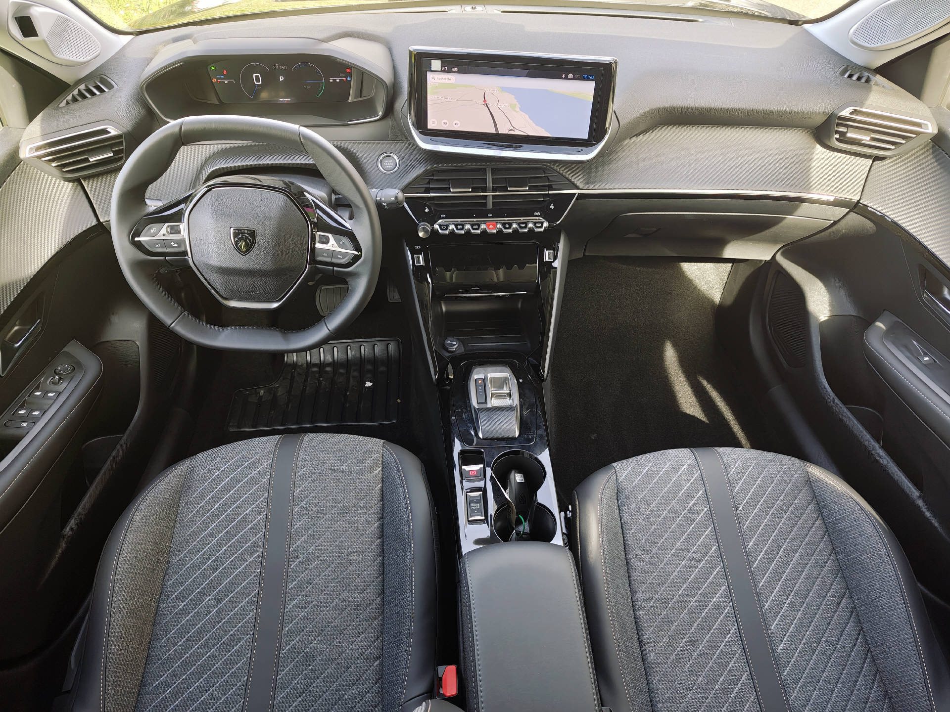 PEUGEOT 208 1.2 Hybrid Allure Premium-image-9