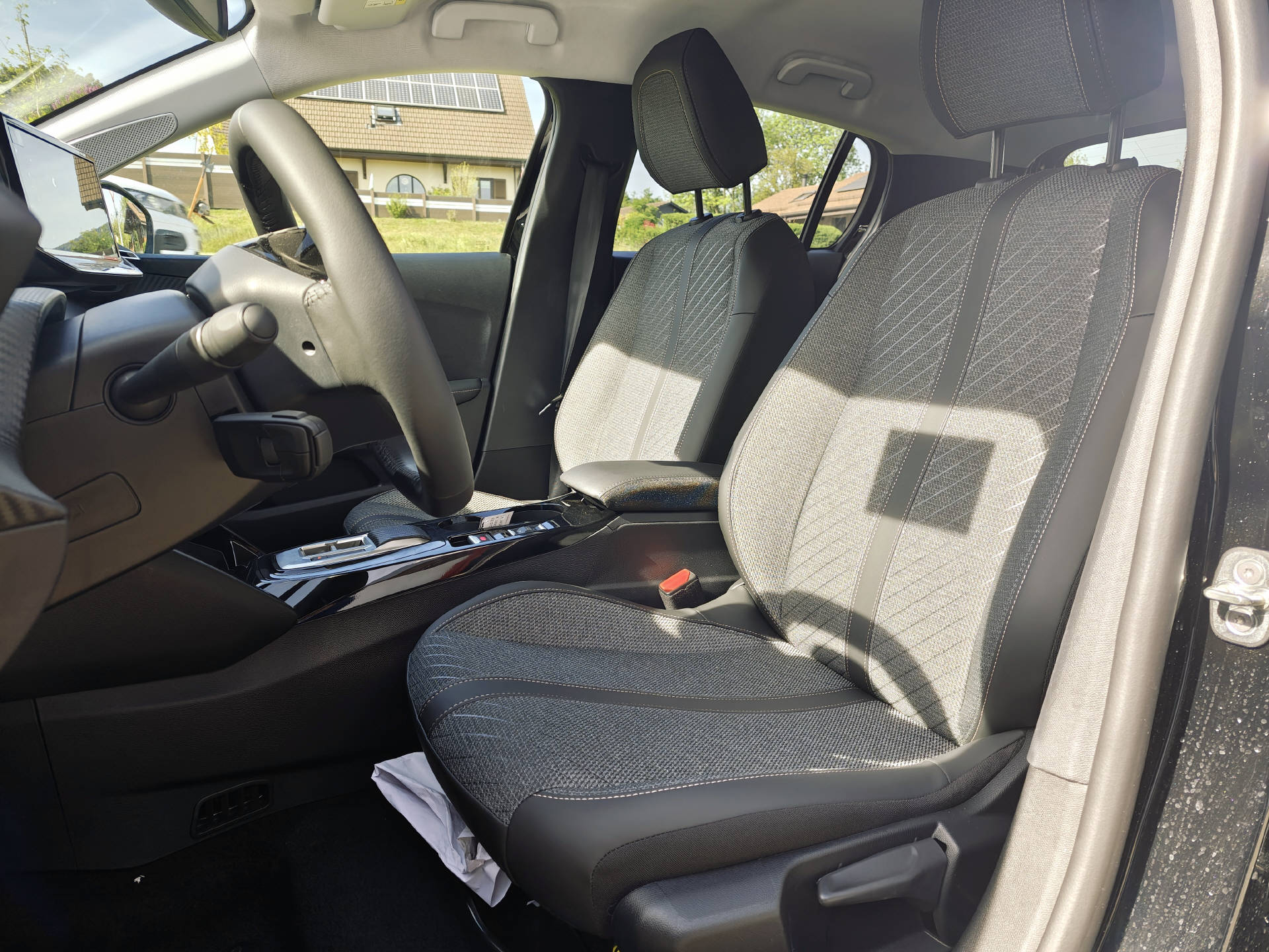 PEUGEOT 208 1.2 Hybrid Allure Premium-image-6