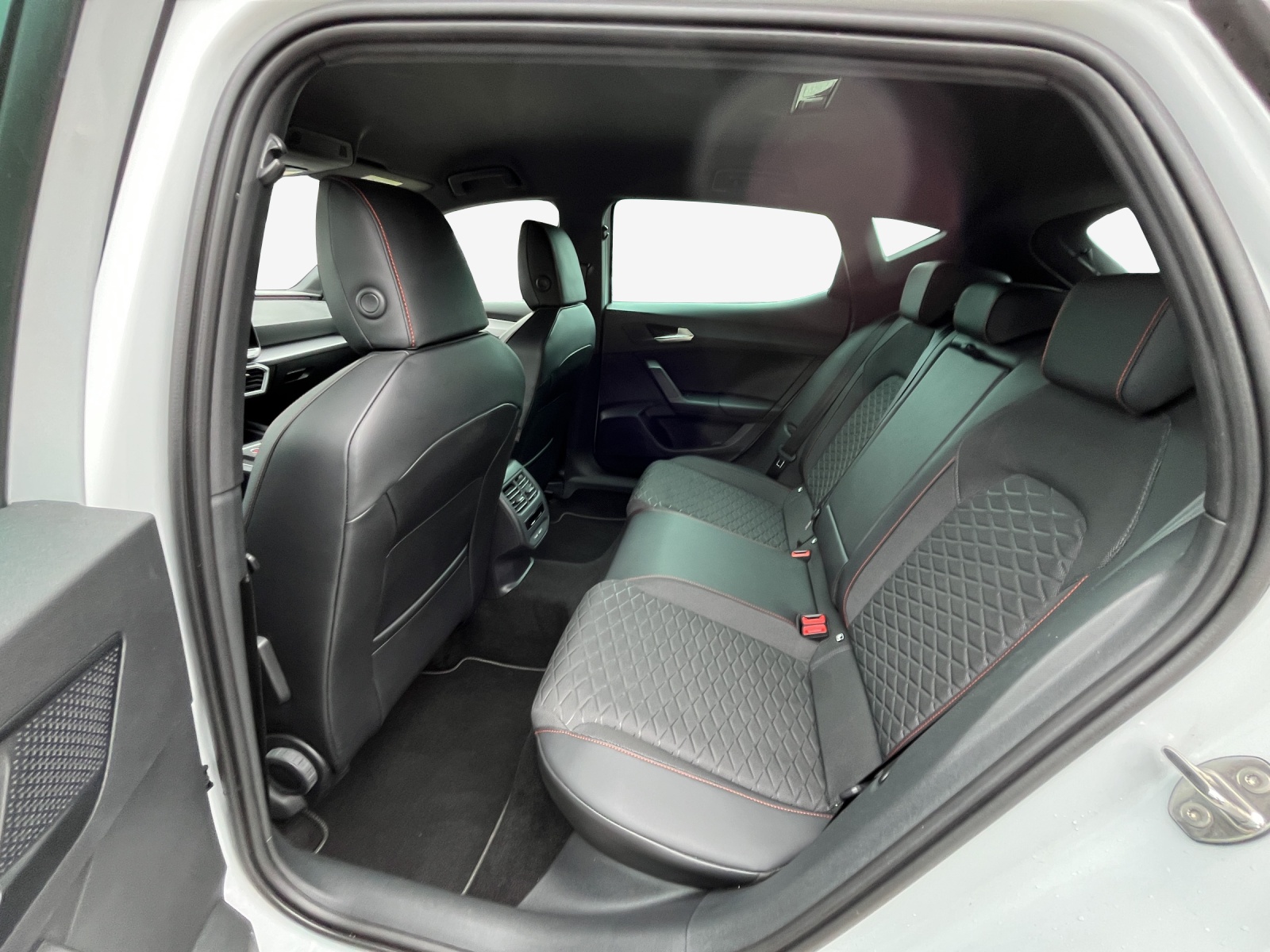 SEAT Leon 1.5 eTSI mHEV DSG FR-image-11