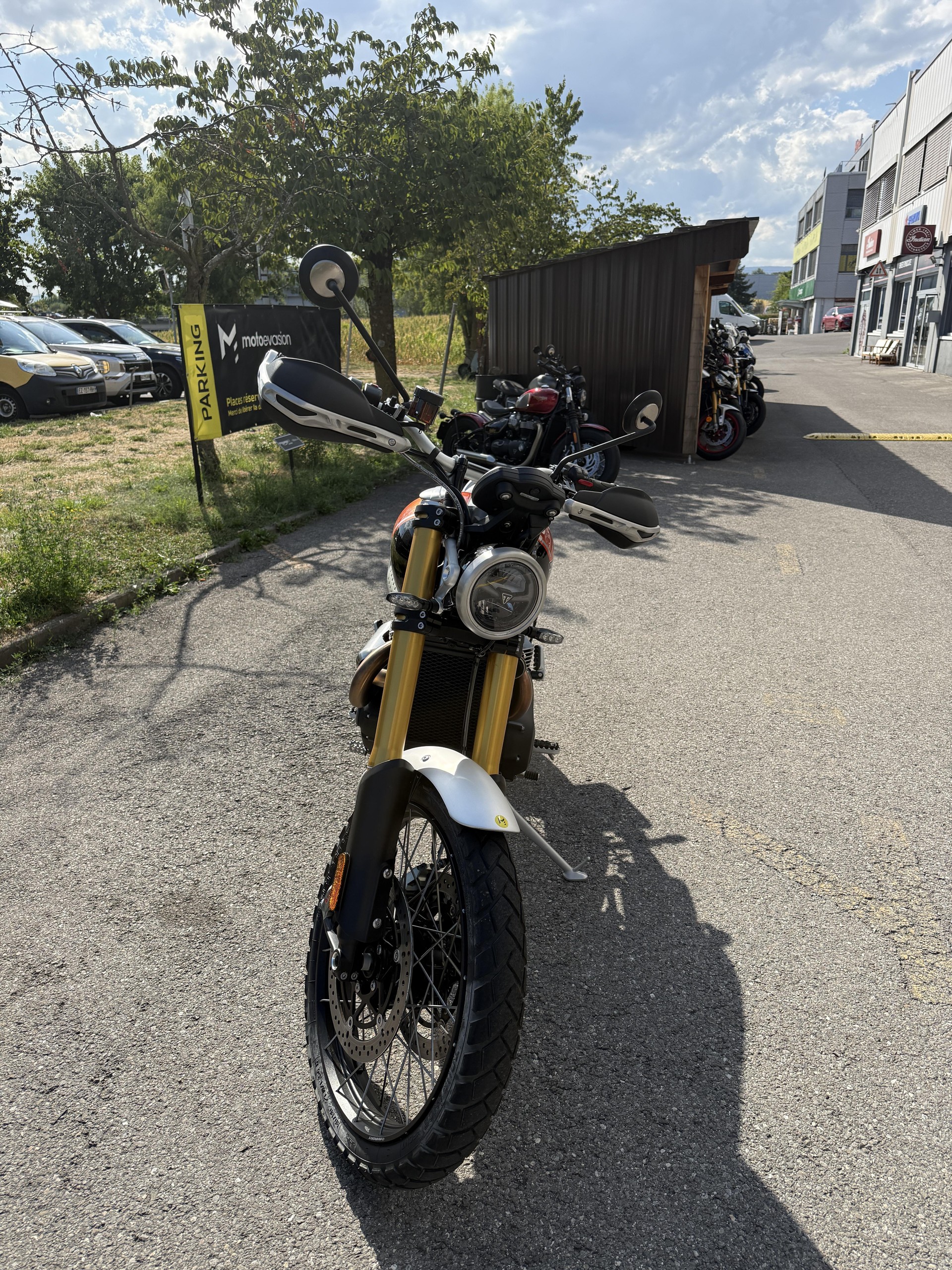 TRIUMPH 1200 XE-showroom-element-2