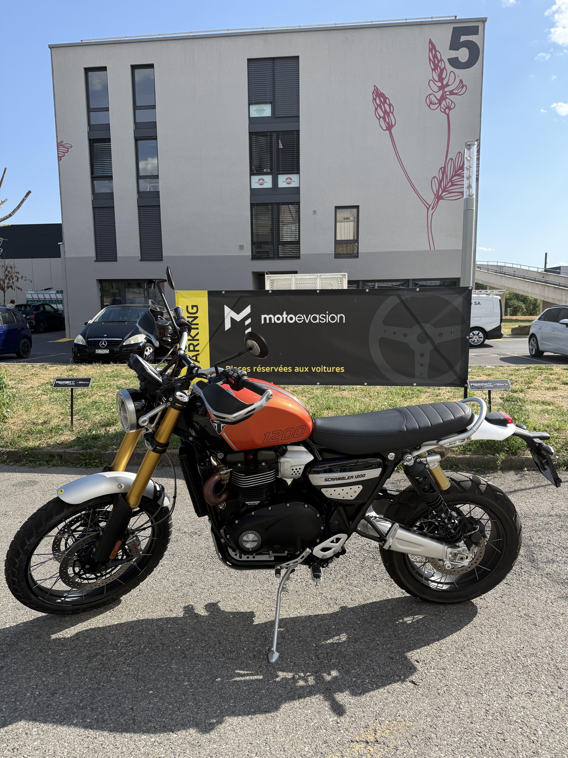 TRIUMPH 1200 XE-showroom-element-1