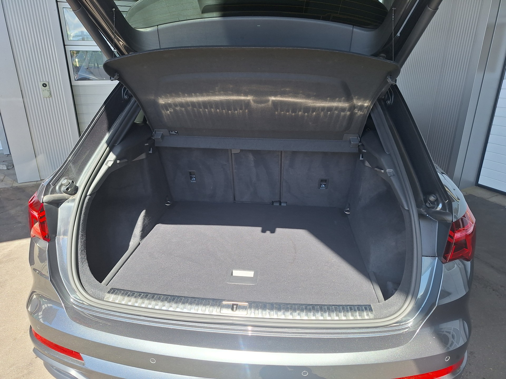 AUDI Q3 35 TFSI S line S-tronic-image-8