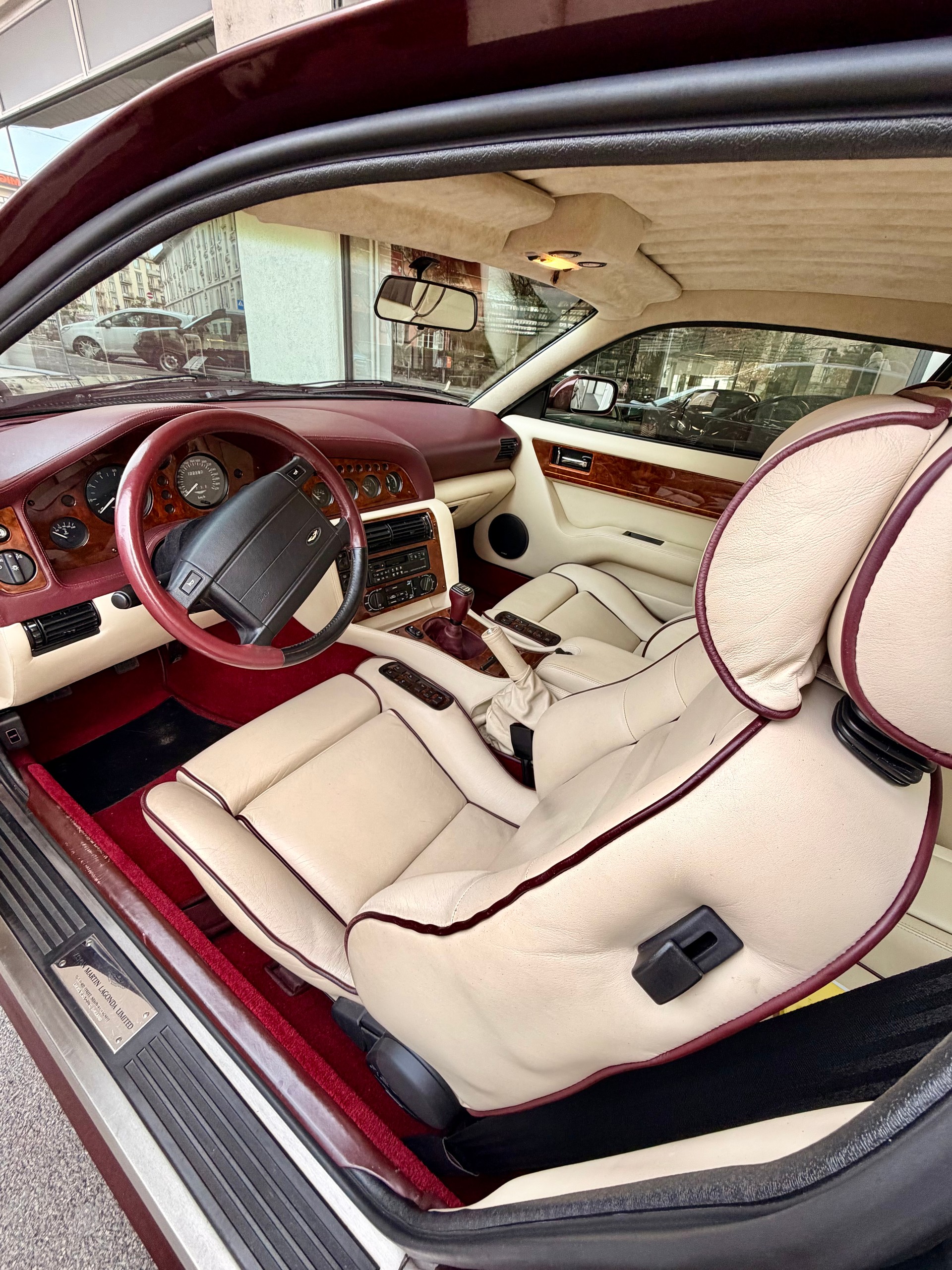 ASTON MARTIN V550-image-6