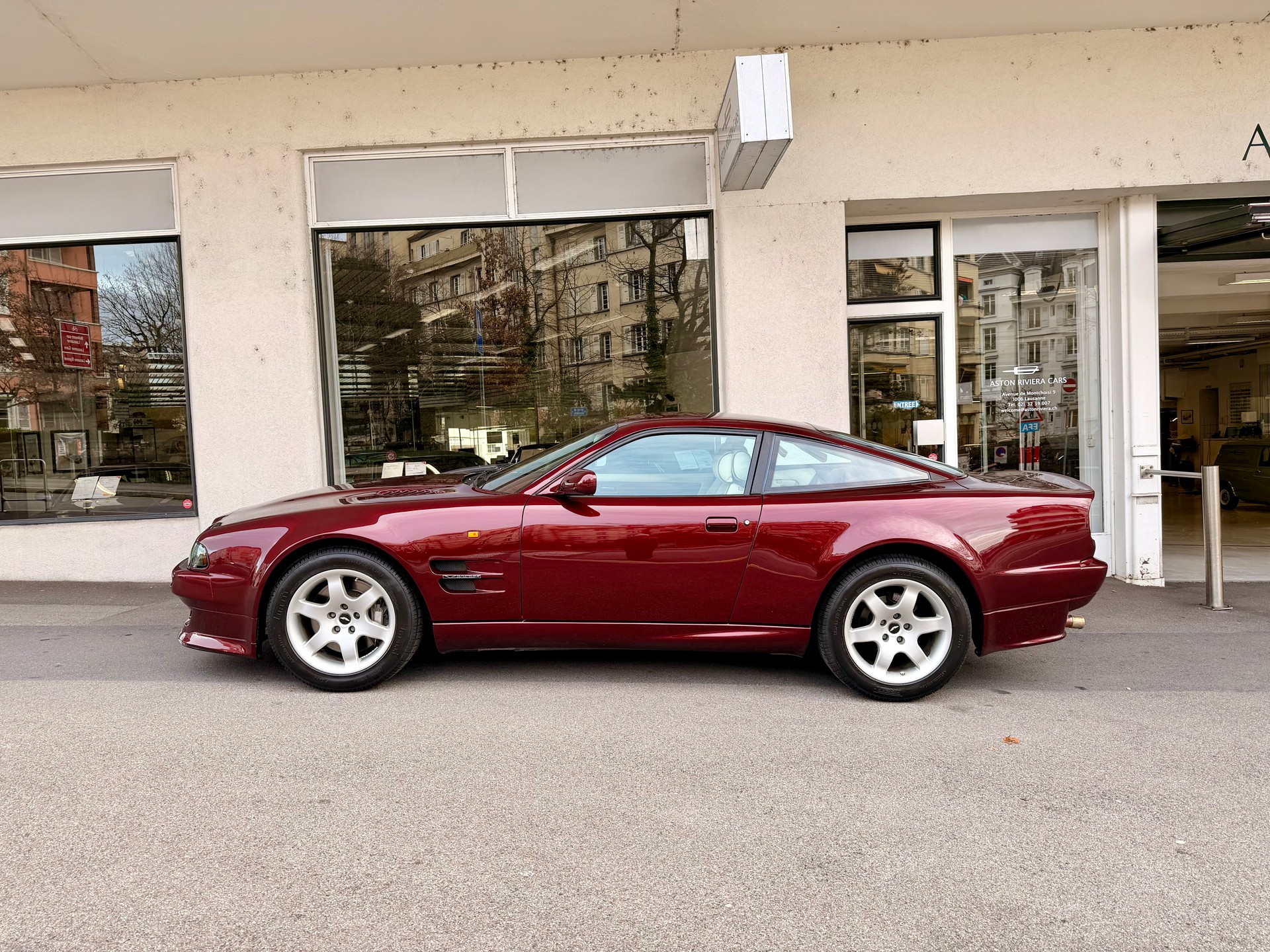 ASTON MARTIN V550-image-1