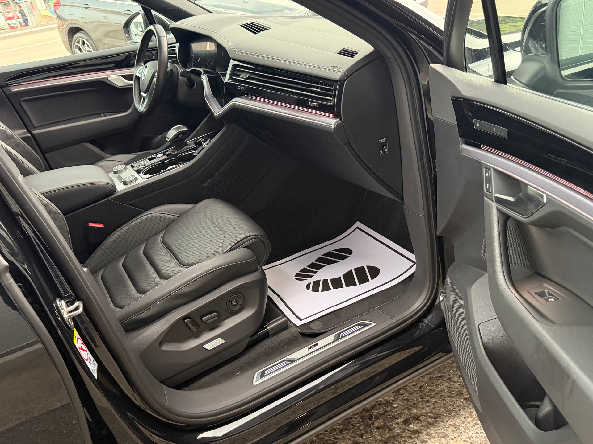 VW Touareg 3.0 TDI R Line Tiptronic-image-11