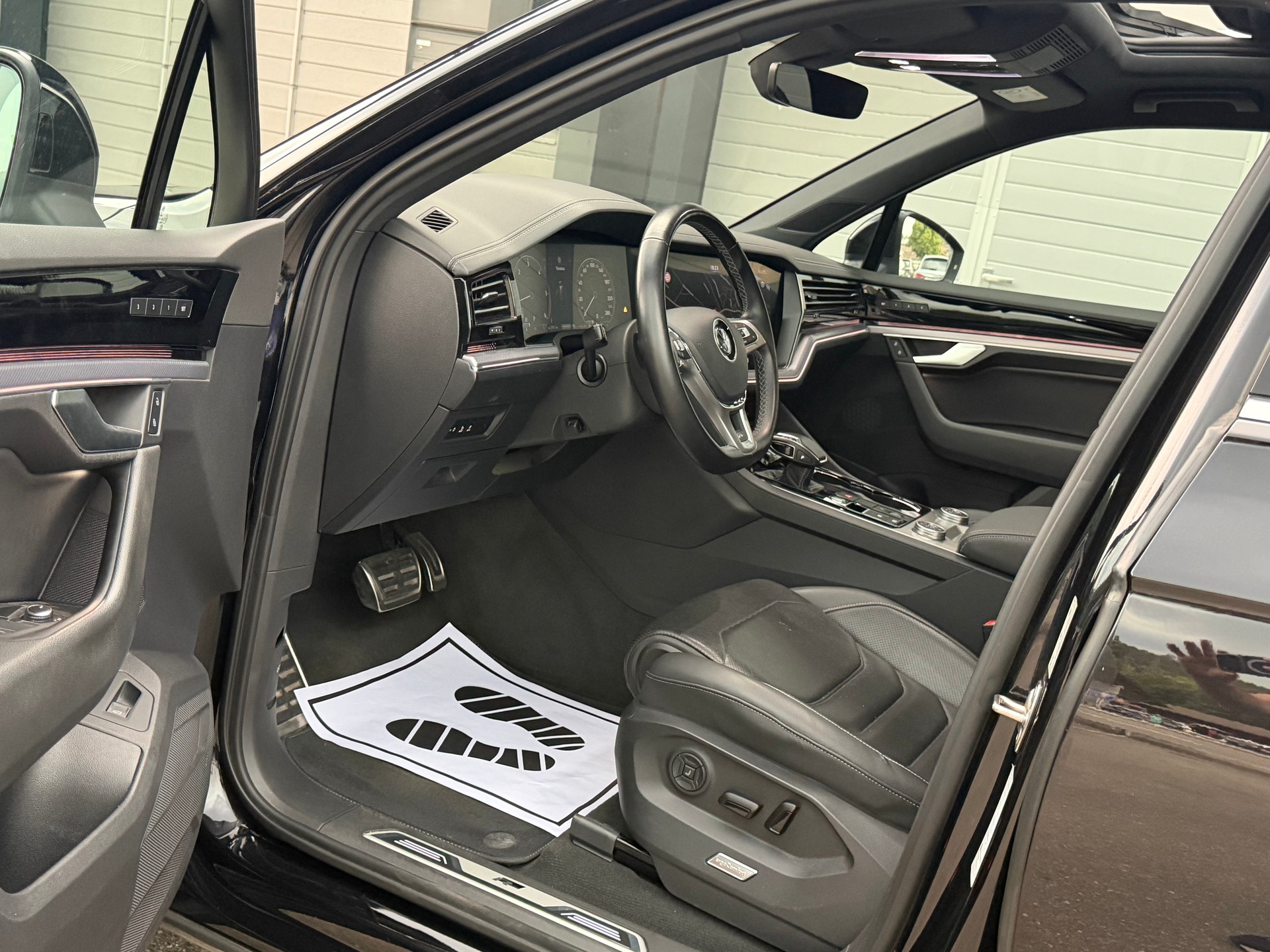 VW Touareg 3.0 TDI R Line Tiptronic-image-7