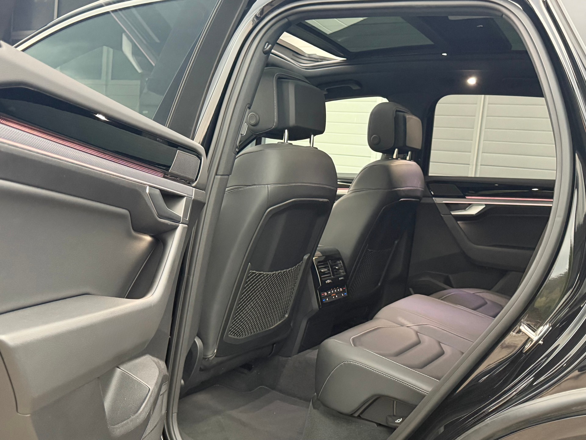 VW Touareg 3.0 TDI R Line Tiptronic-image-14
