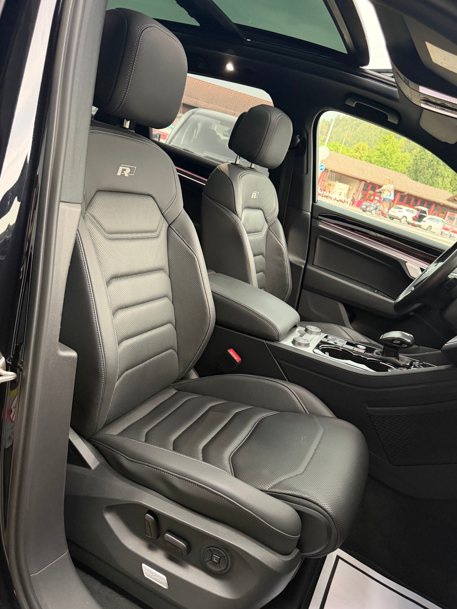 VW Touareg 3.0 TDI R Line Tiptronic-image-13
