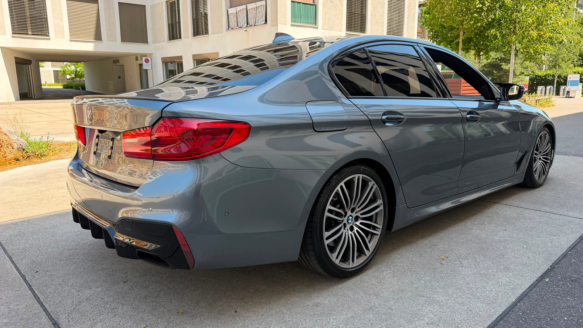 BMW M550i xDrive Steptronic-image-3