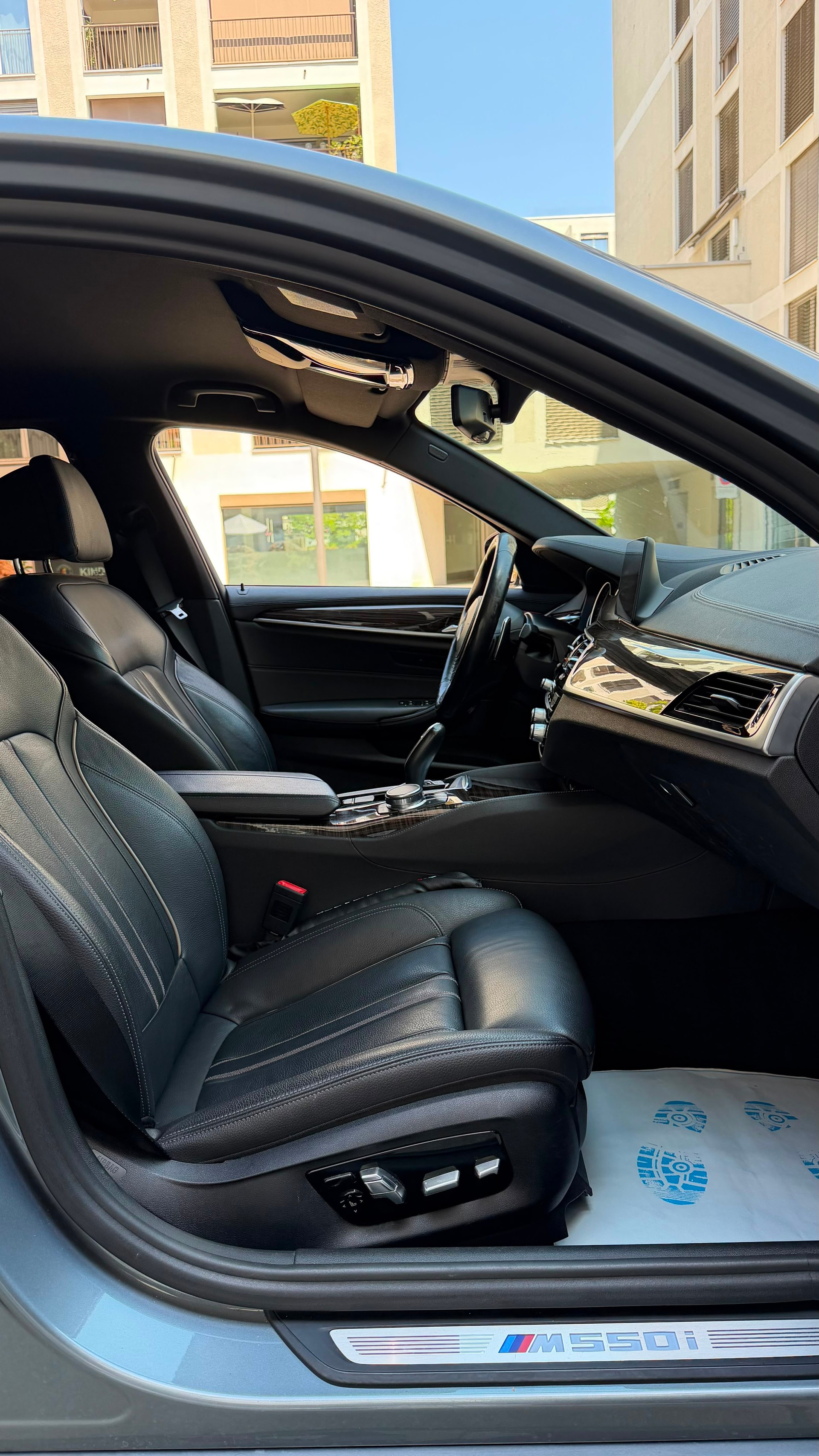 BMW M550i xDrive Steptronic-image-11