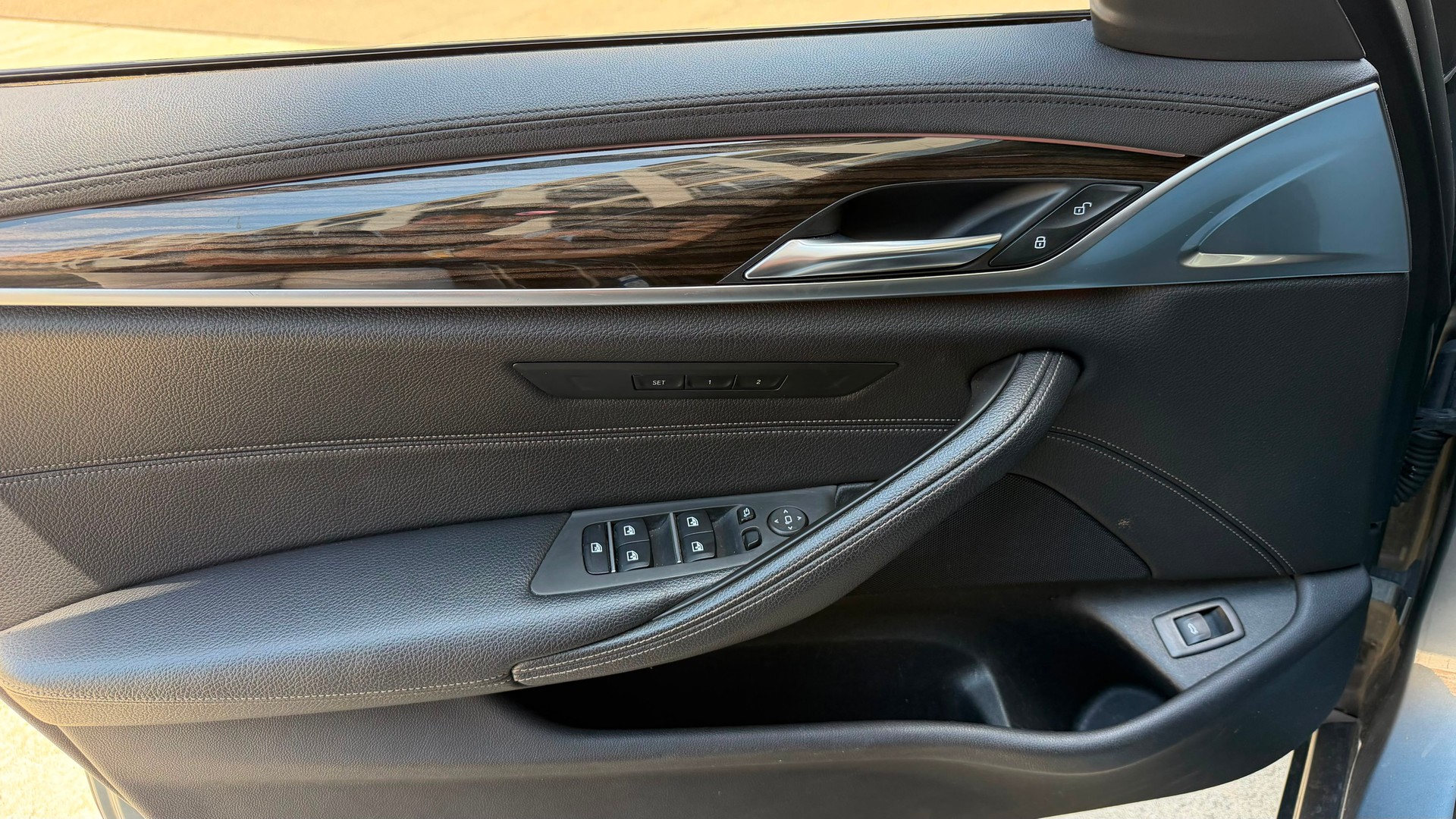 BMW M550i xDrive Steptronic-image-16