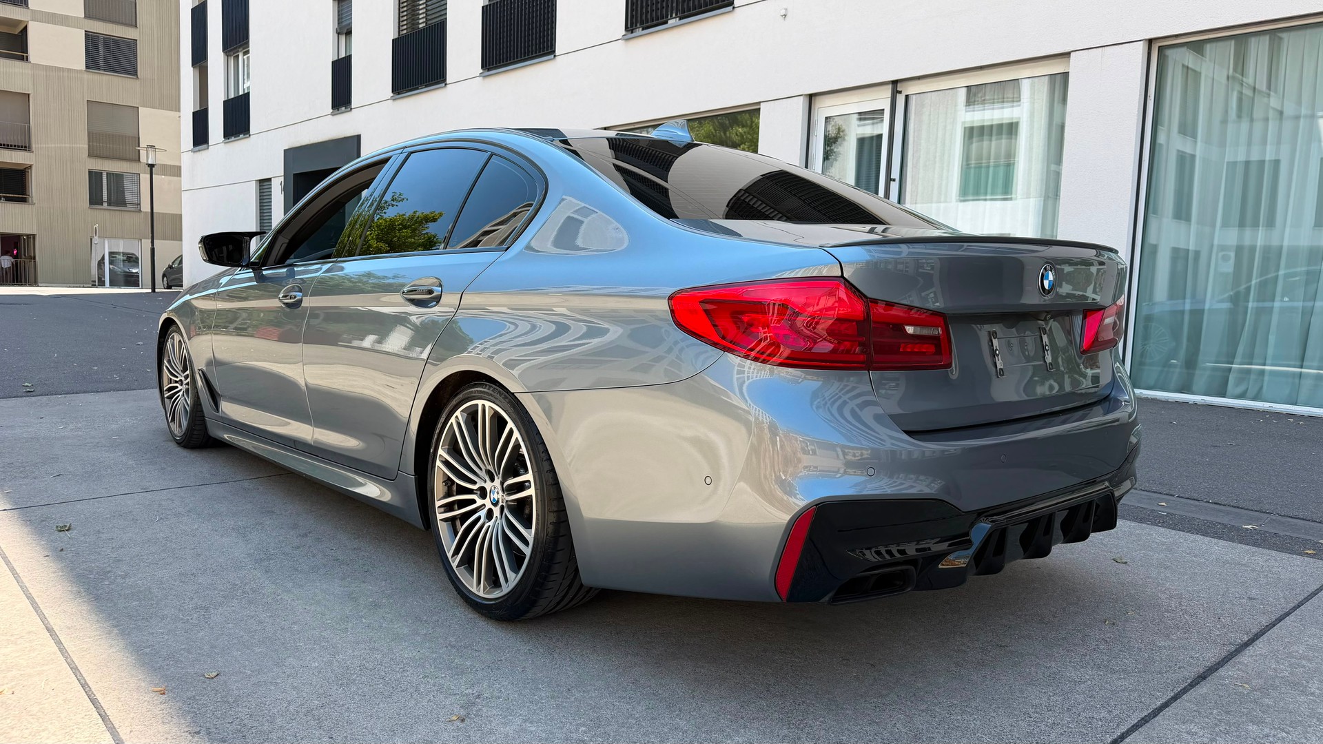 BMW M550i xDrive Steptronic-image-4