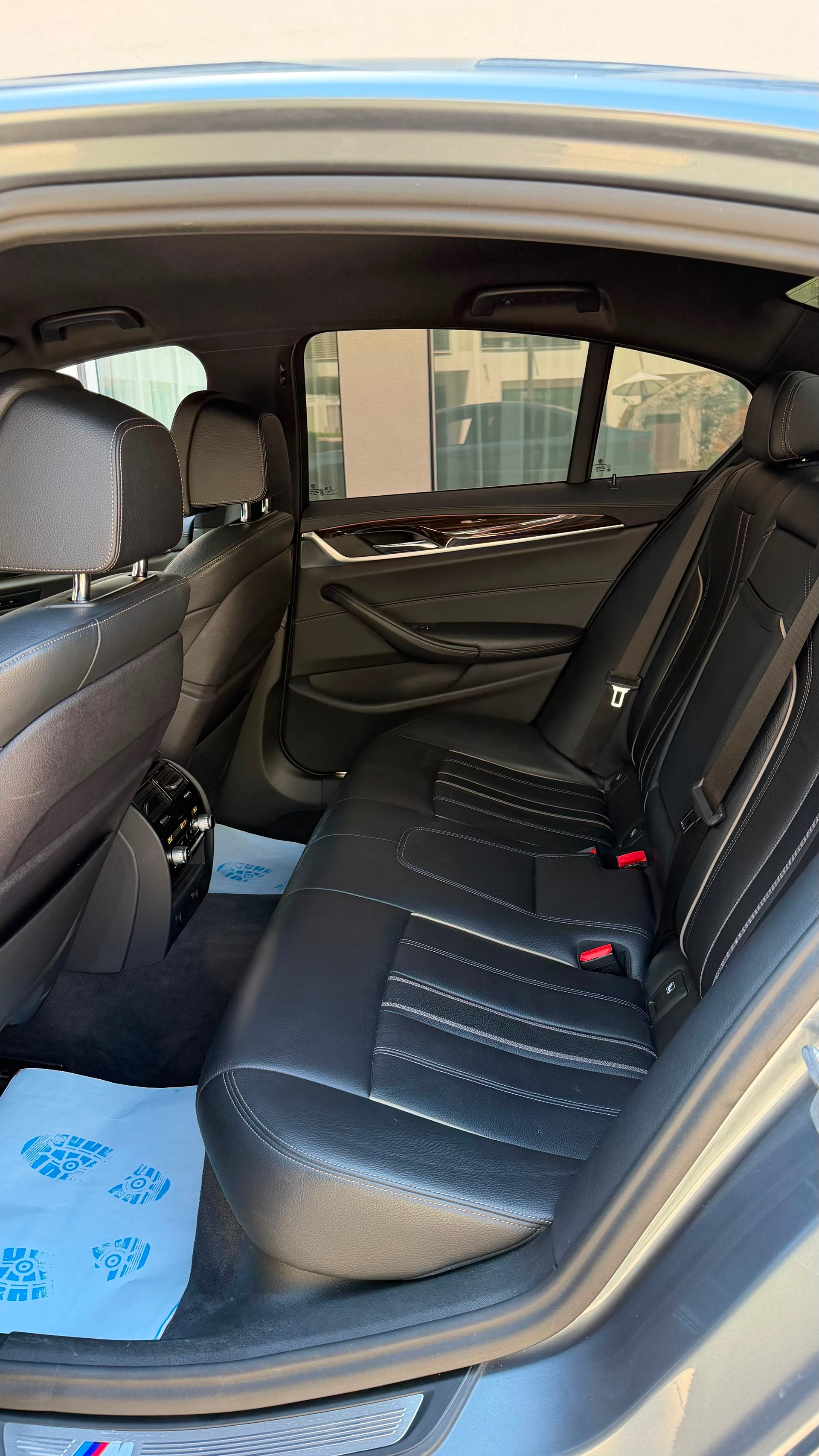 BMW M550i xDrive Steptronic-image-17