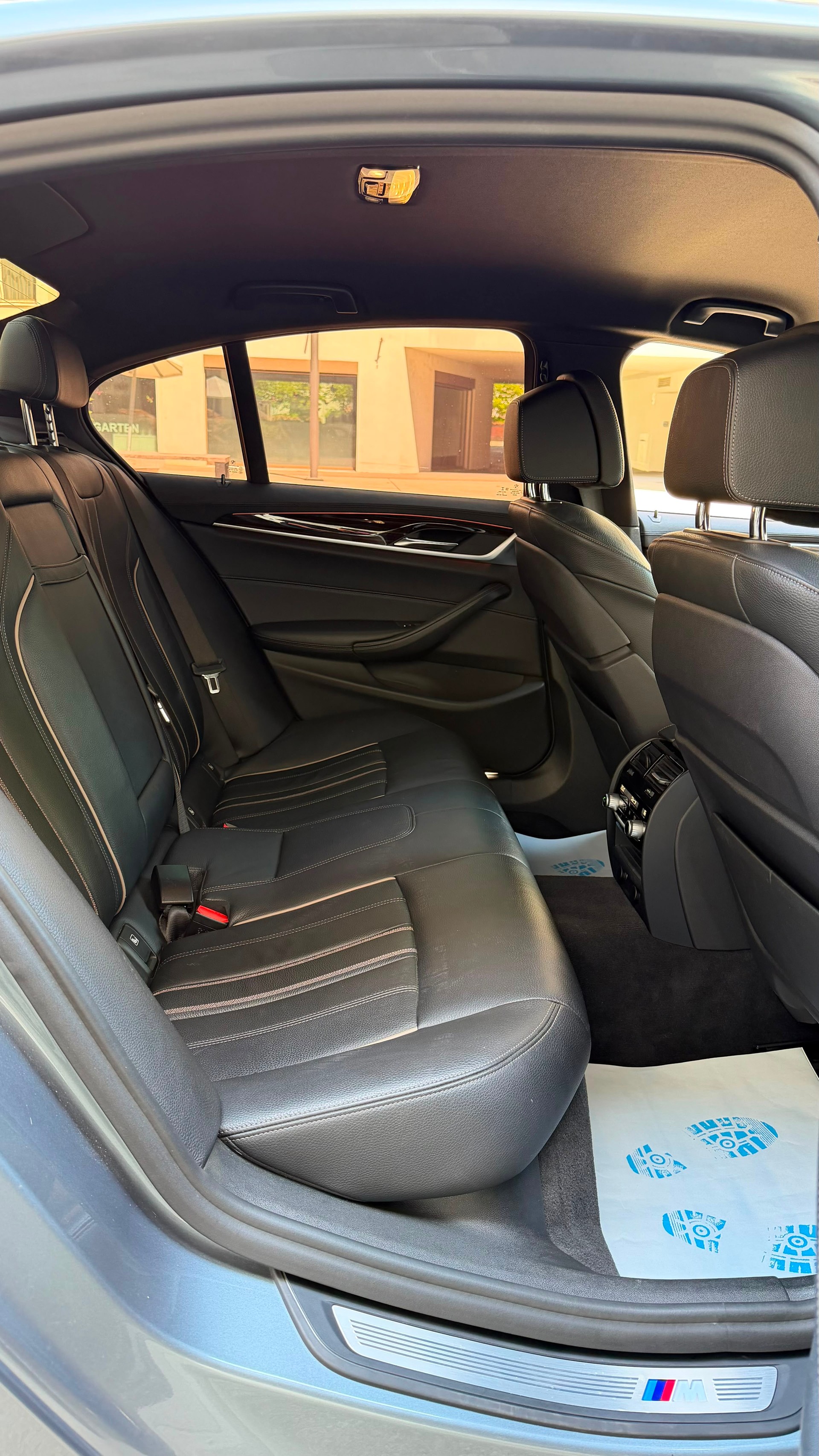 BMW M550i xDrive Steptronic-image-10