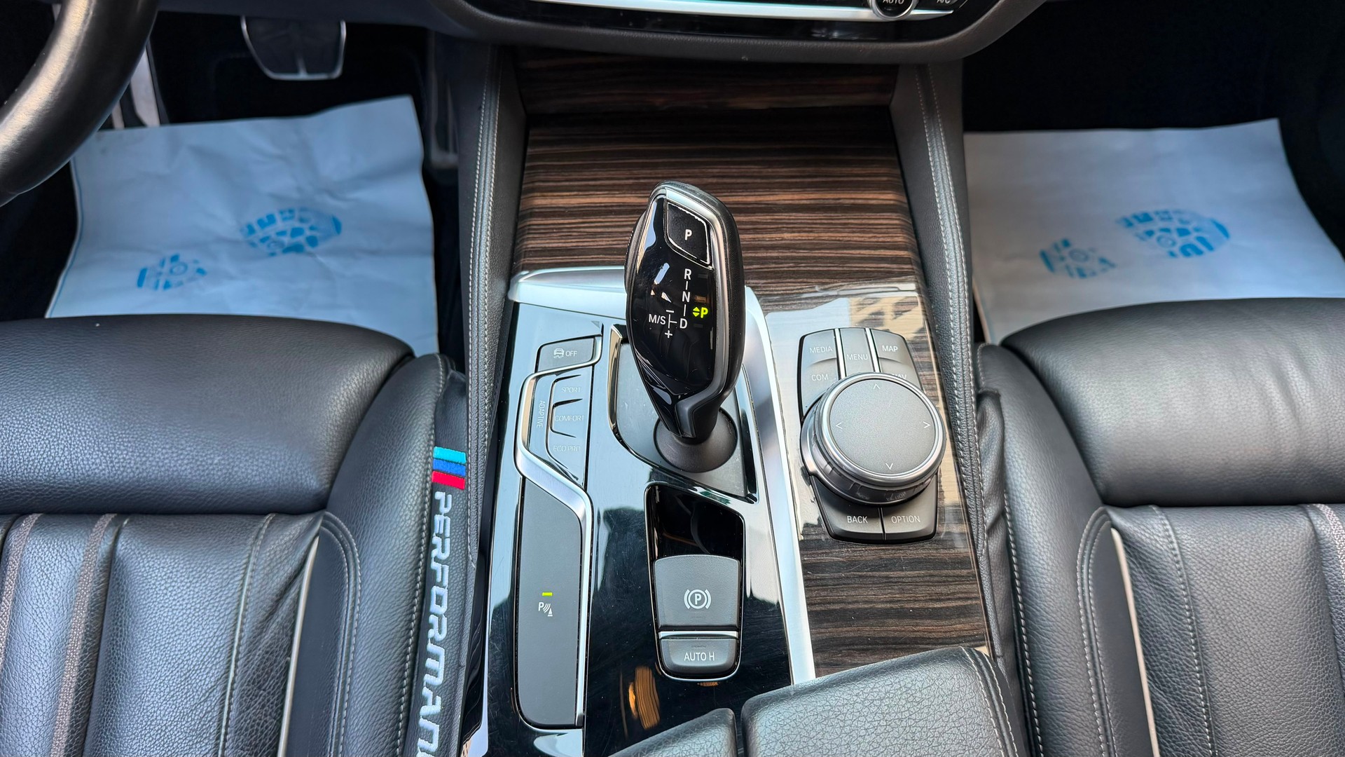 BMW M550i xDrive Steptronic-image-14