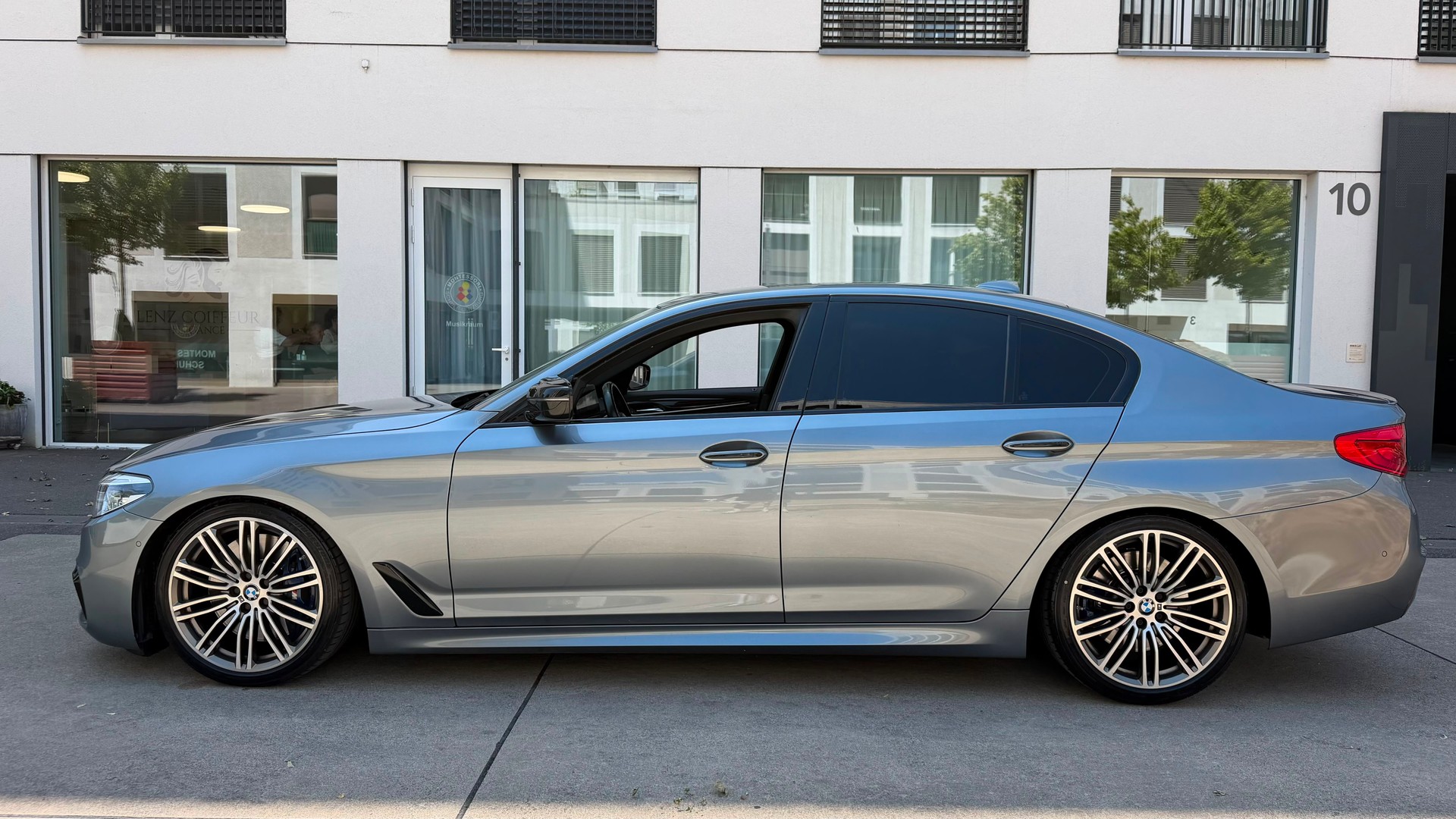 BMW M550i xDrive Steptronic-image-5