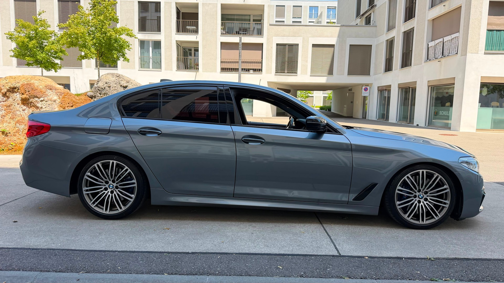 BMW M550i xDrive Steptronic-image-6