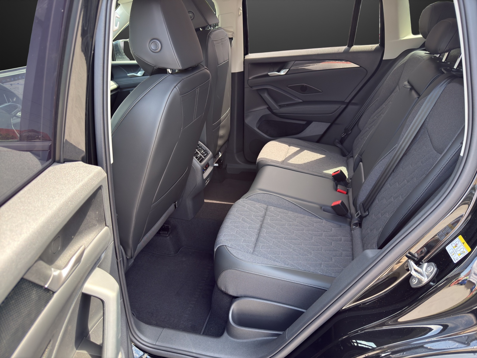 VW Tiguan 2.0 TDI SCR Elegance 4Motion DSG-image-8