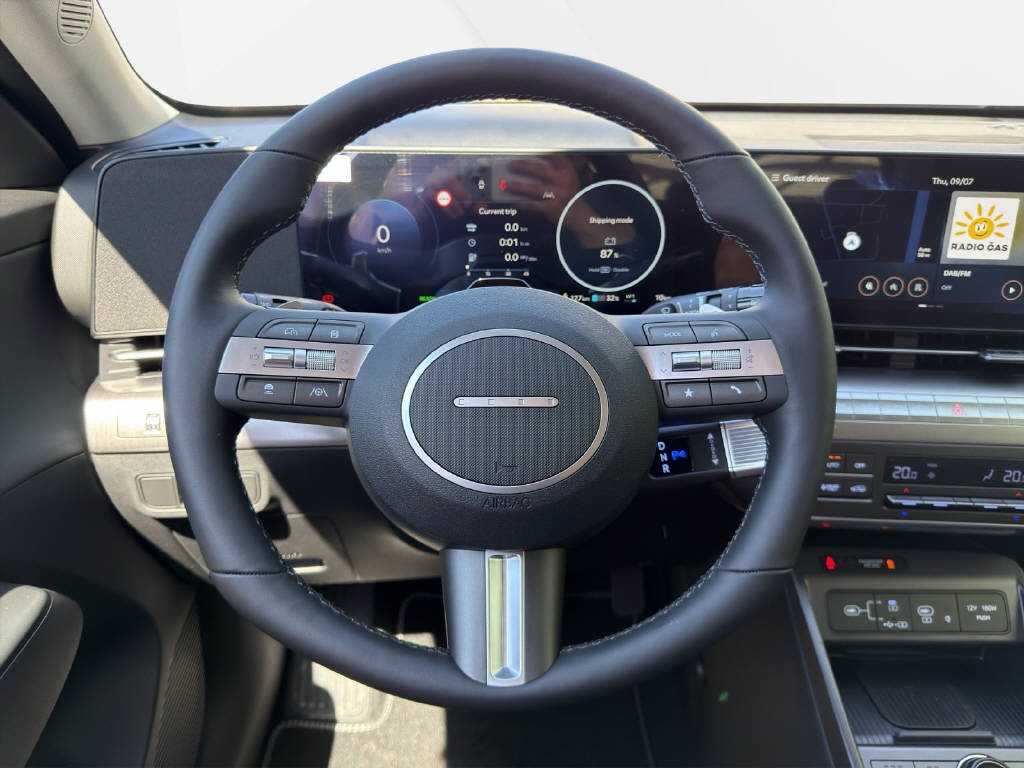 HYUNDAI Kona EV 65.4 kWh Amplia-image-5