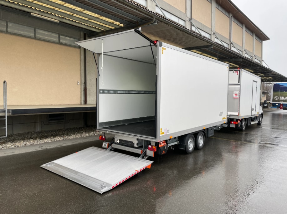 IVECO Daily 35 S 18H A8 Durchlader mit 2x Hebebühnen-image-4