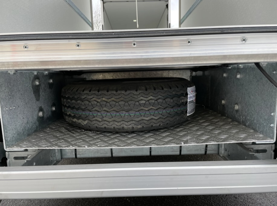 IVECO Daily 35 S 18H A8 Durchlader mit 2x Hebebühnen-image-21