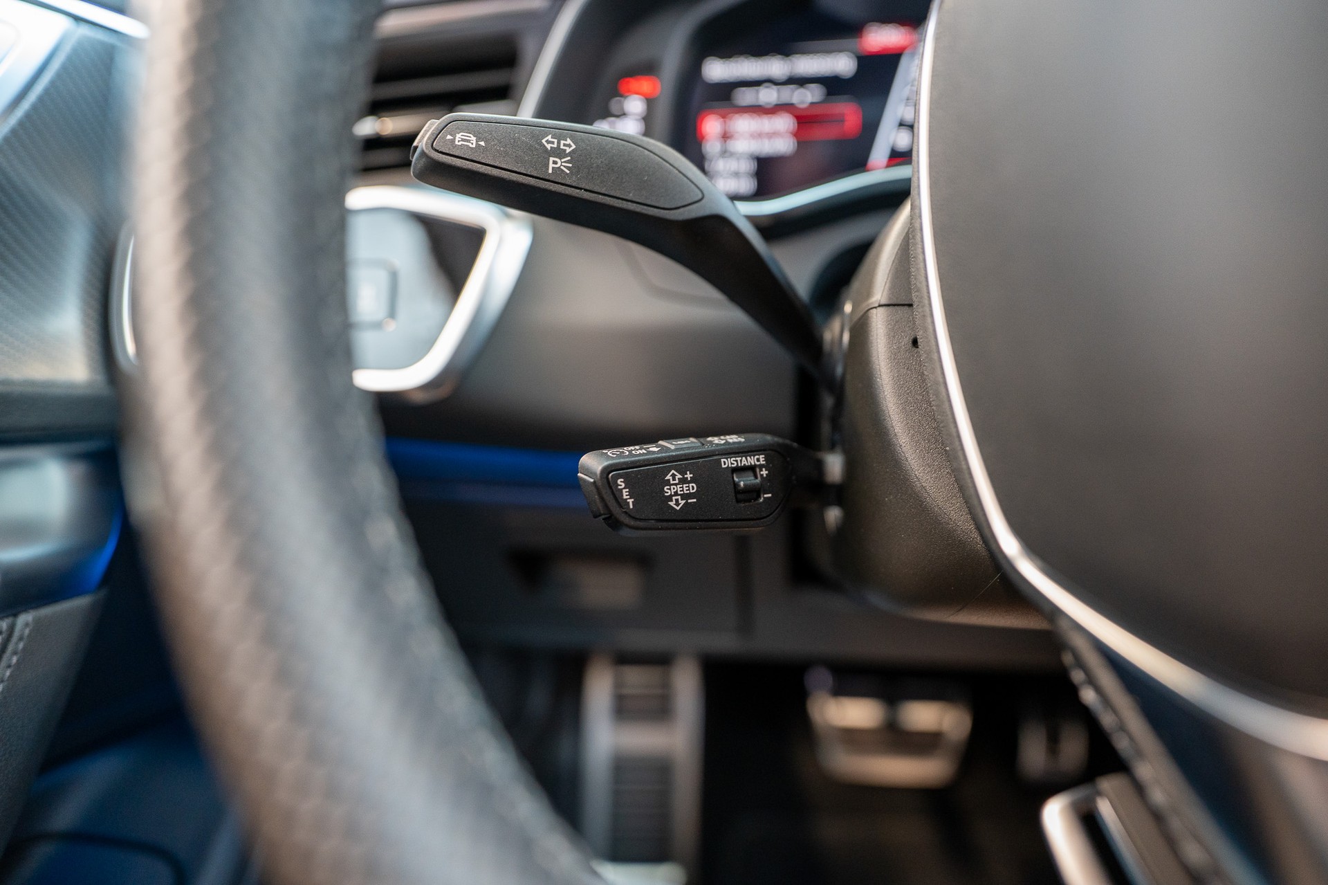 AUDI RS6 Avant 4.0 V8 TFSI quattro T-Tronic / Keramikbremse / HeadUp / 360°Kamera-image-19
