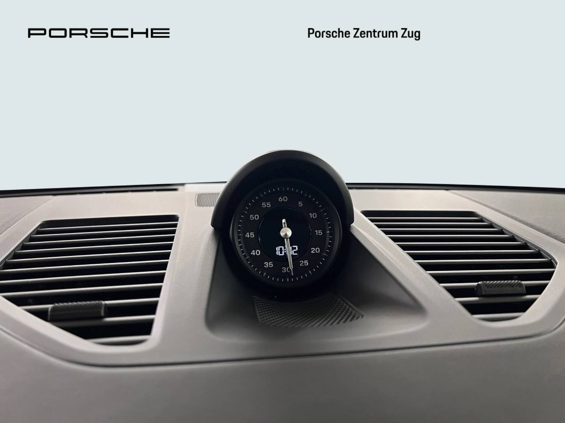 PORSCHE 911 Carrera 4 GTS-image-25