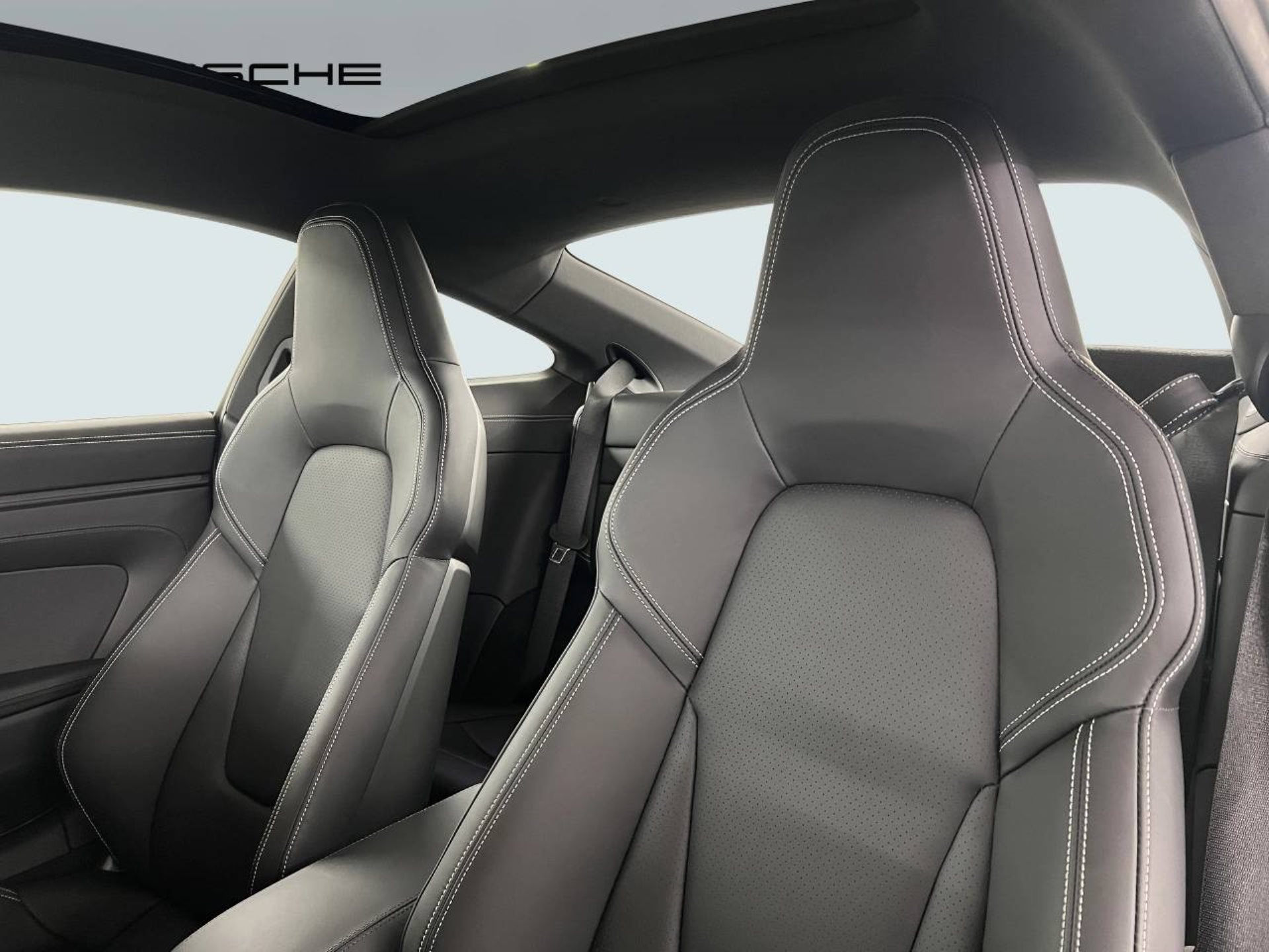 PORSCHE 911 Carrera 4 GTS-image-4
