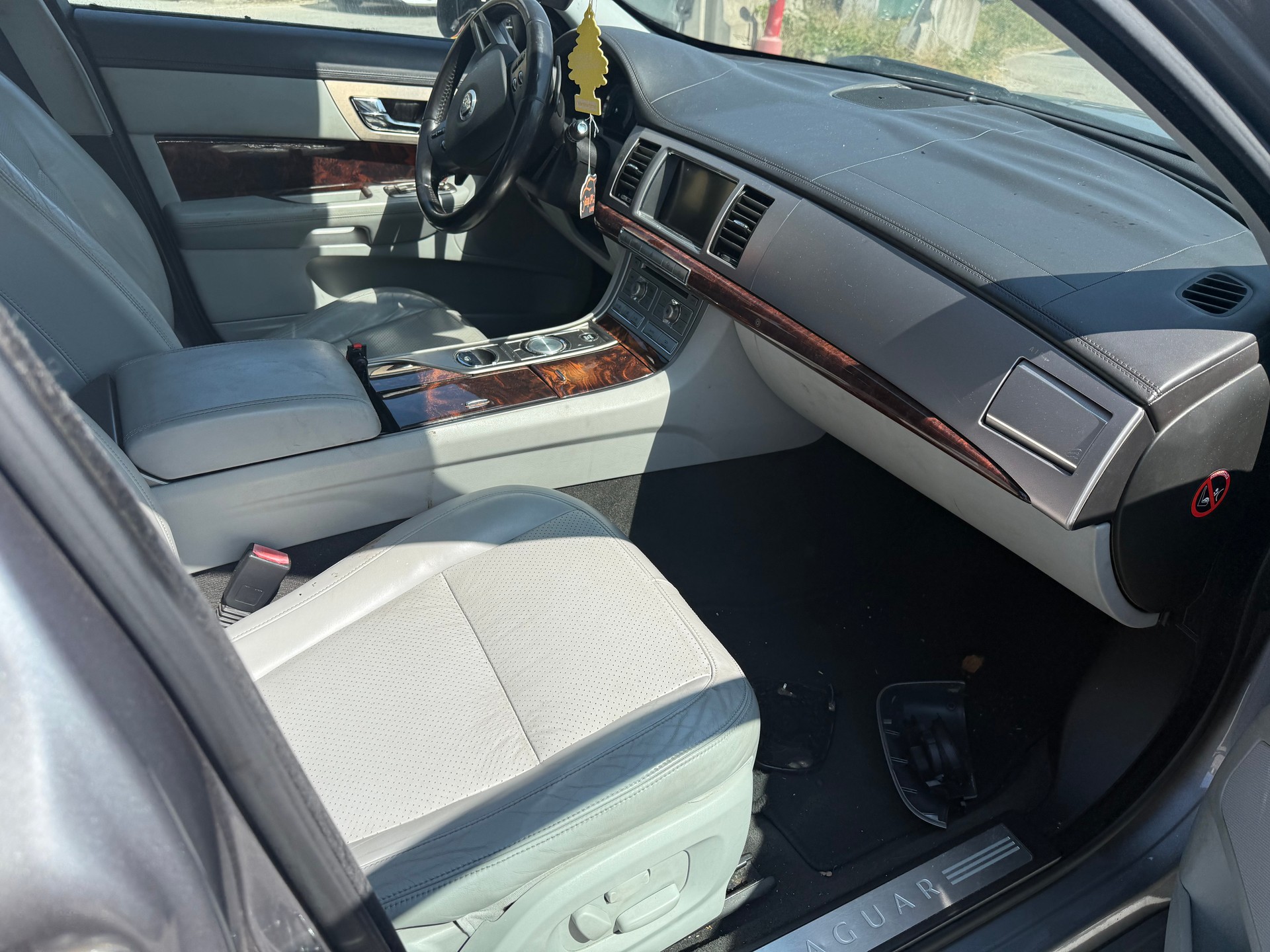 JAGUAR XF 2.7d V6 Premium Luxury-image-8