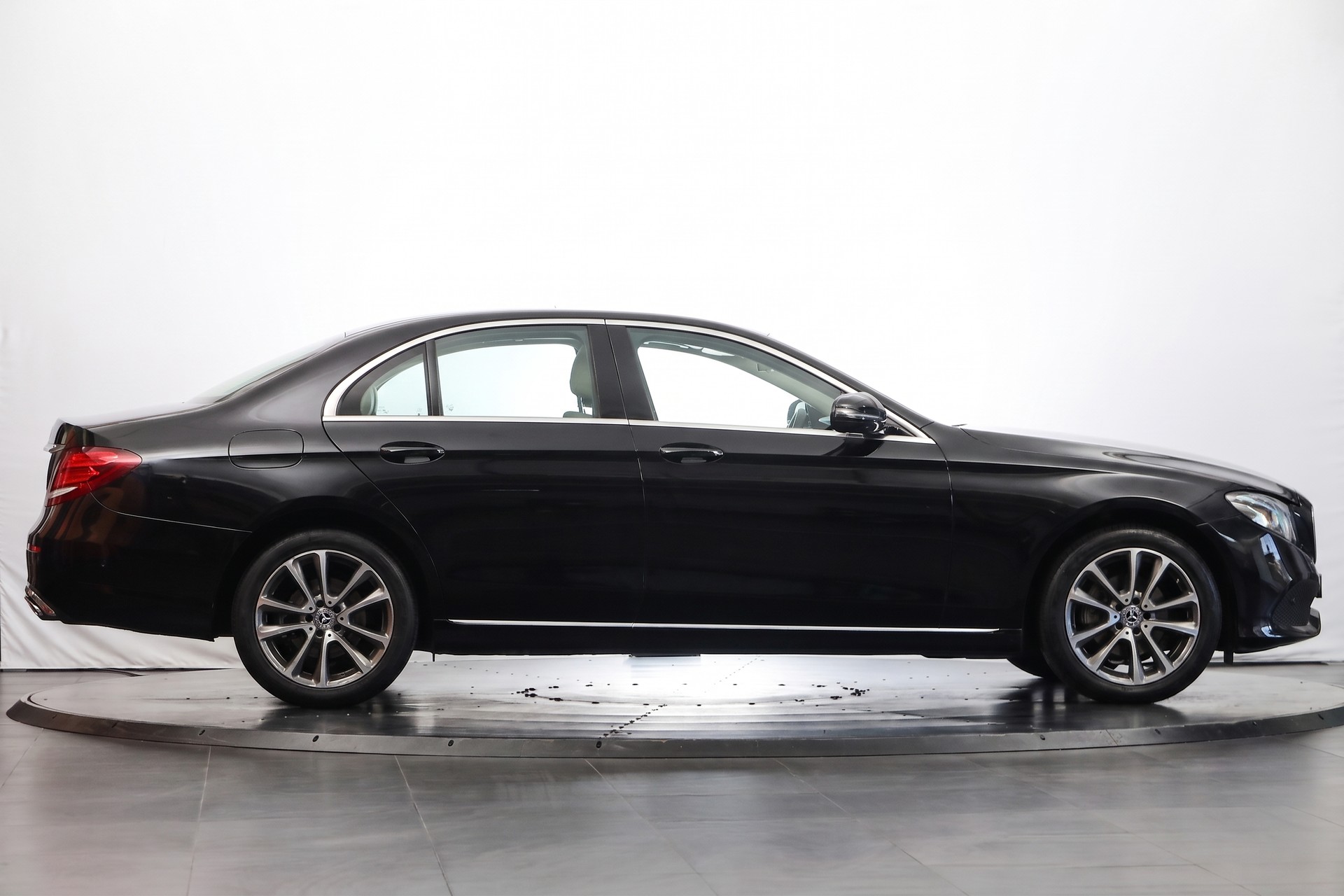 MERCEDES-BENZ E 220 d Avantgarde 9G-Tronic-image-4