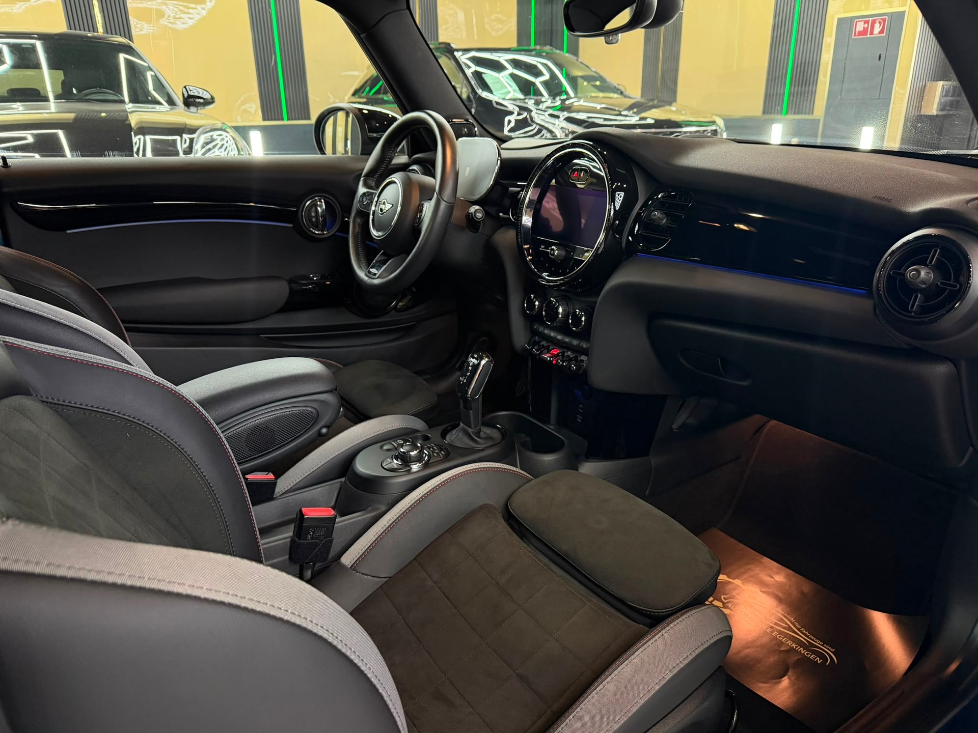 MINI Cooper John Cooper Works Steptronic-image-10