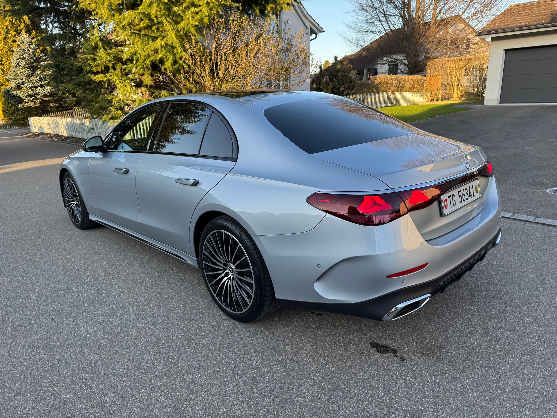 MERCEDES-BENZ E 200 AMG Line 4matic-image-1