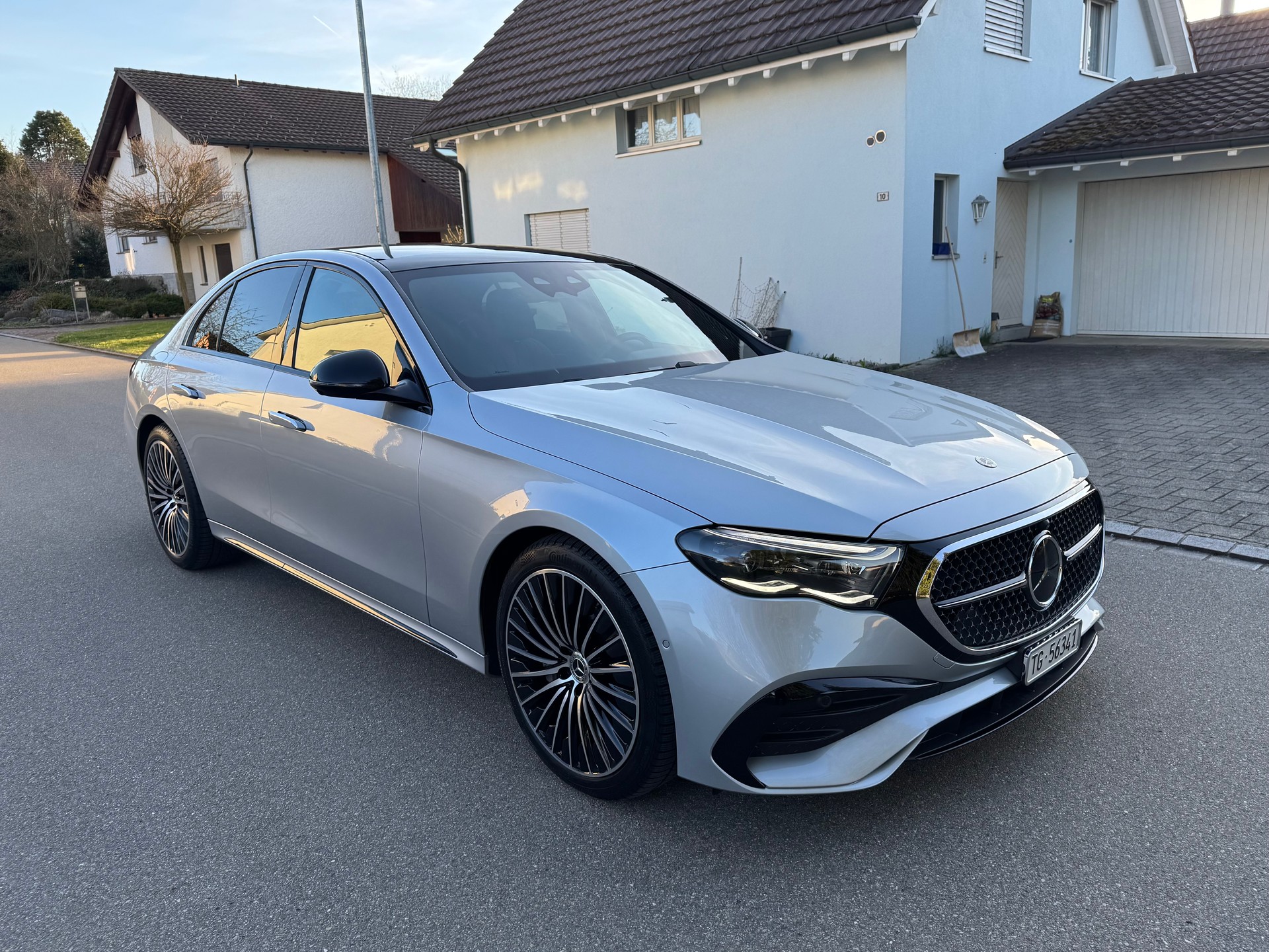 MERCEDES-BENZ E 200 AMG Line 4matic-image-0