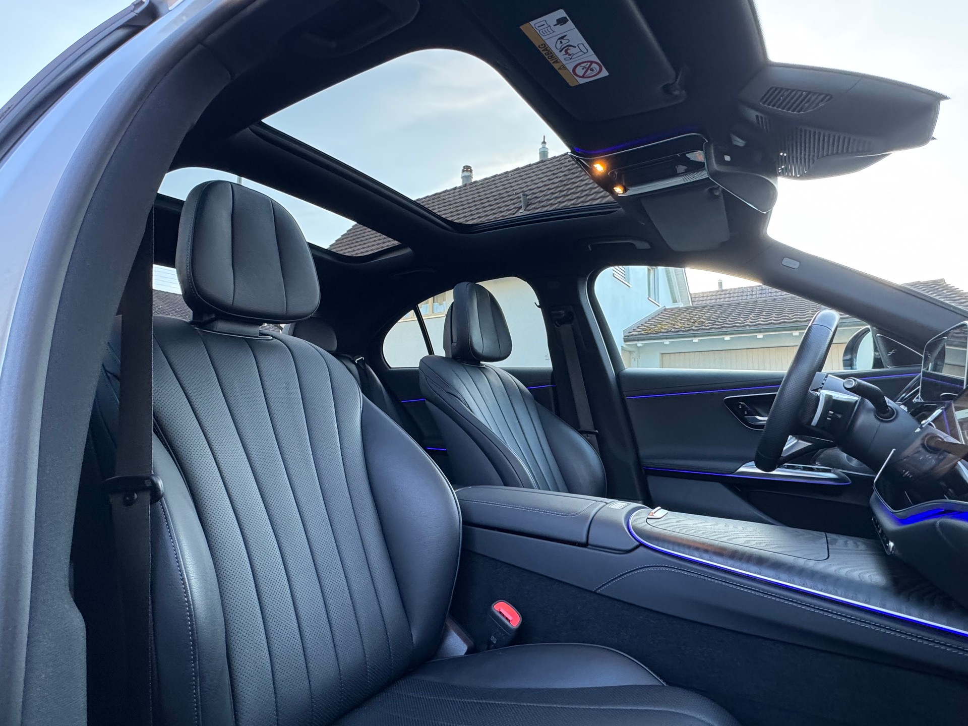 MERCEDES-BENZ E 200 AMG Line 4matic-image-4