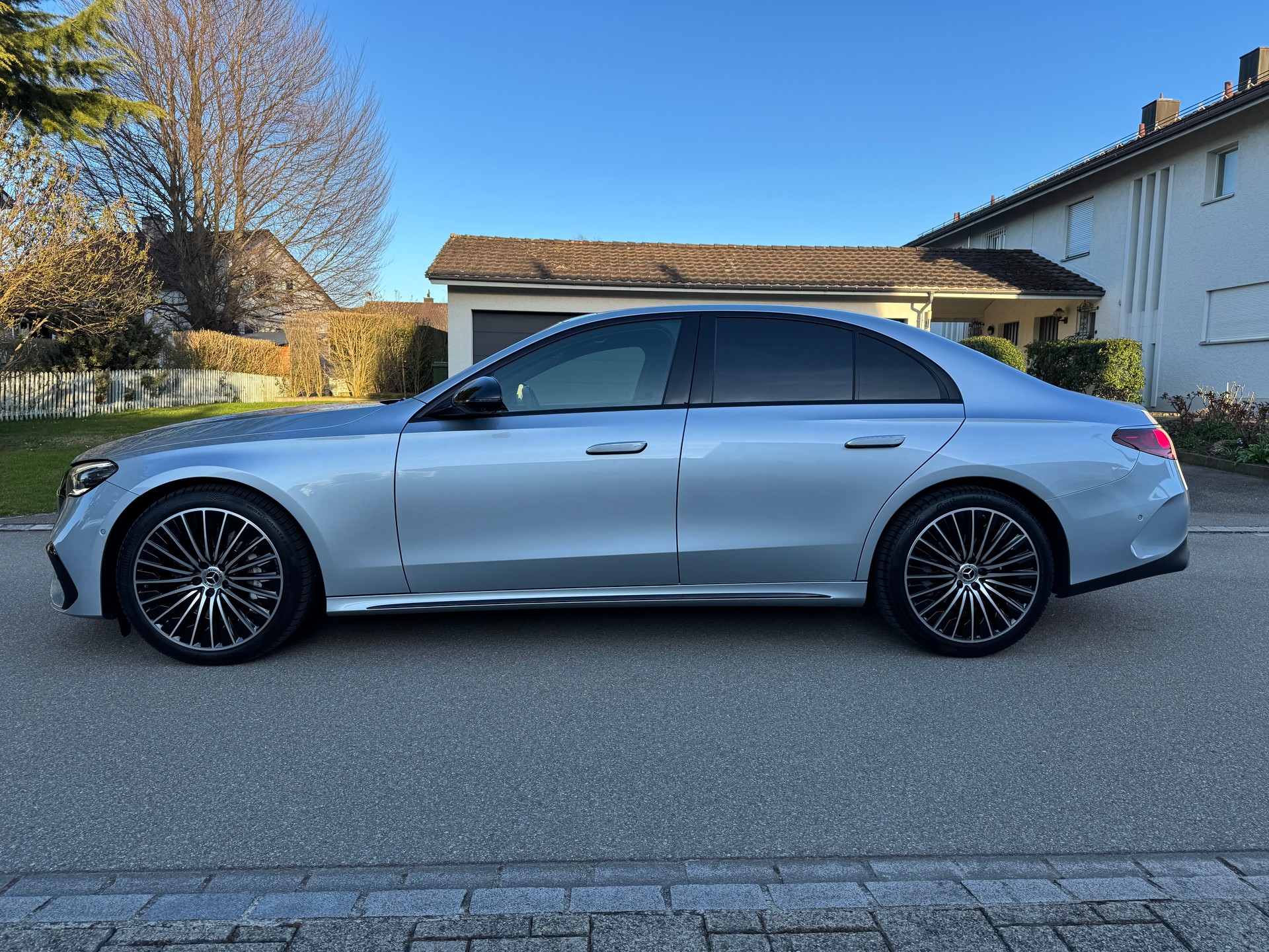 MERCEDES-BENZ E 200 AMG Line 4matic-image-2