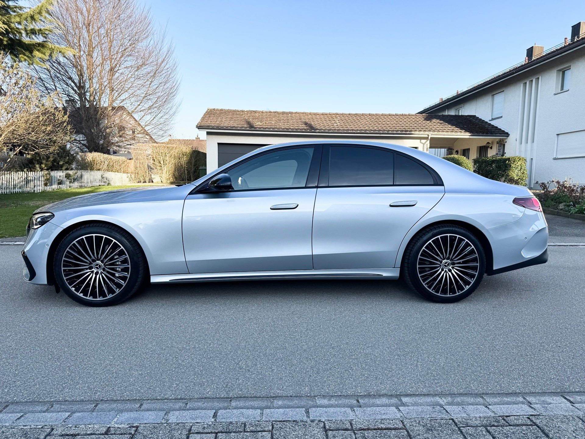 MERCEDES-BENZ E 200 AMG Line 4matic-image-3