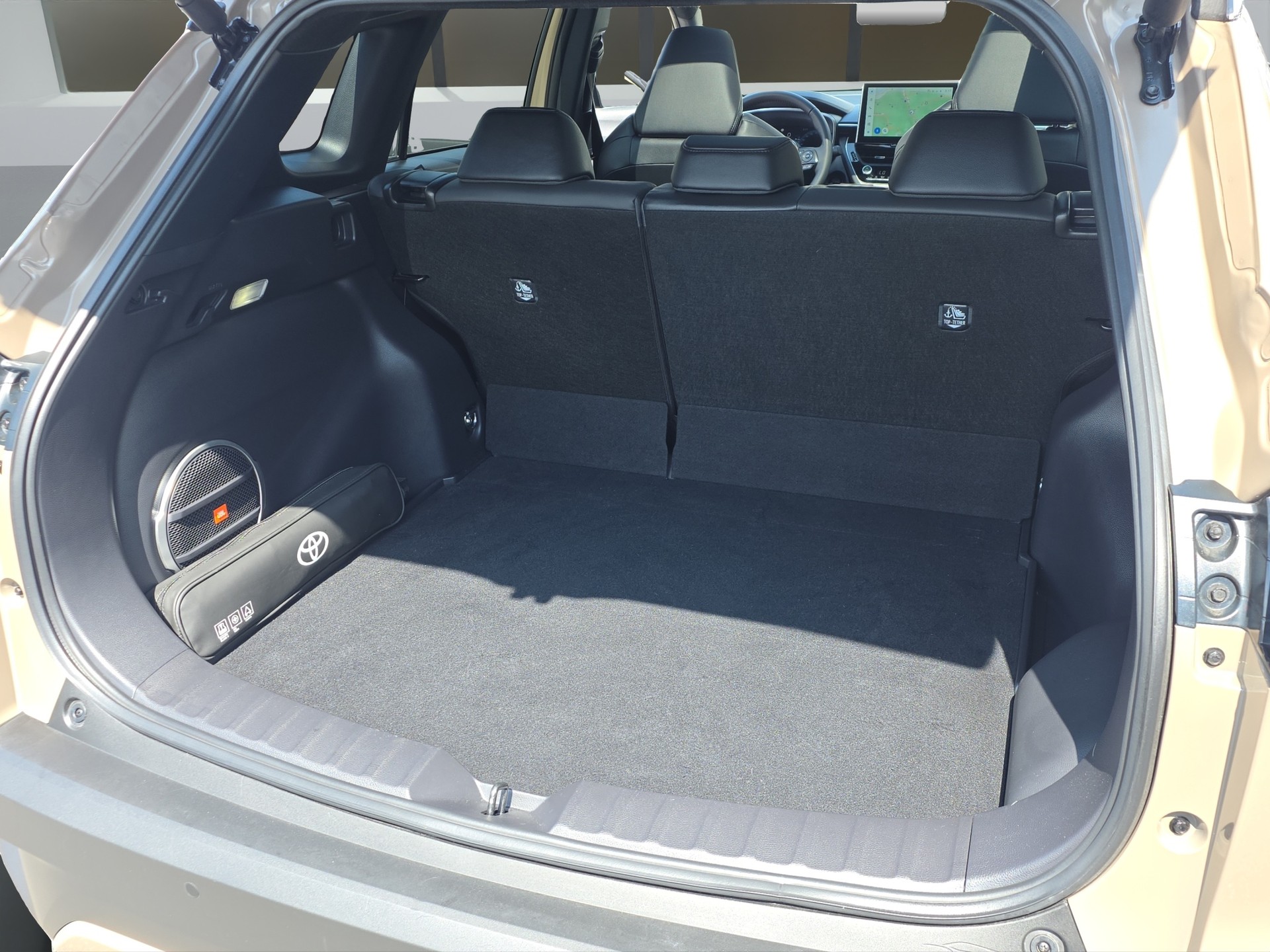 TOYOTA Corolla Cross 2.0 HSD Premium AWD-i-image-17