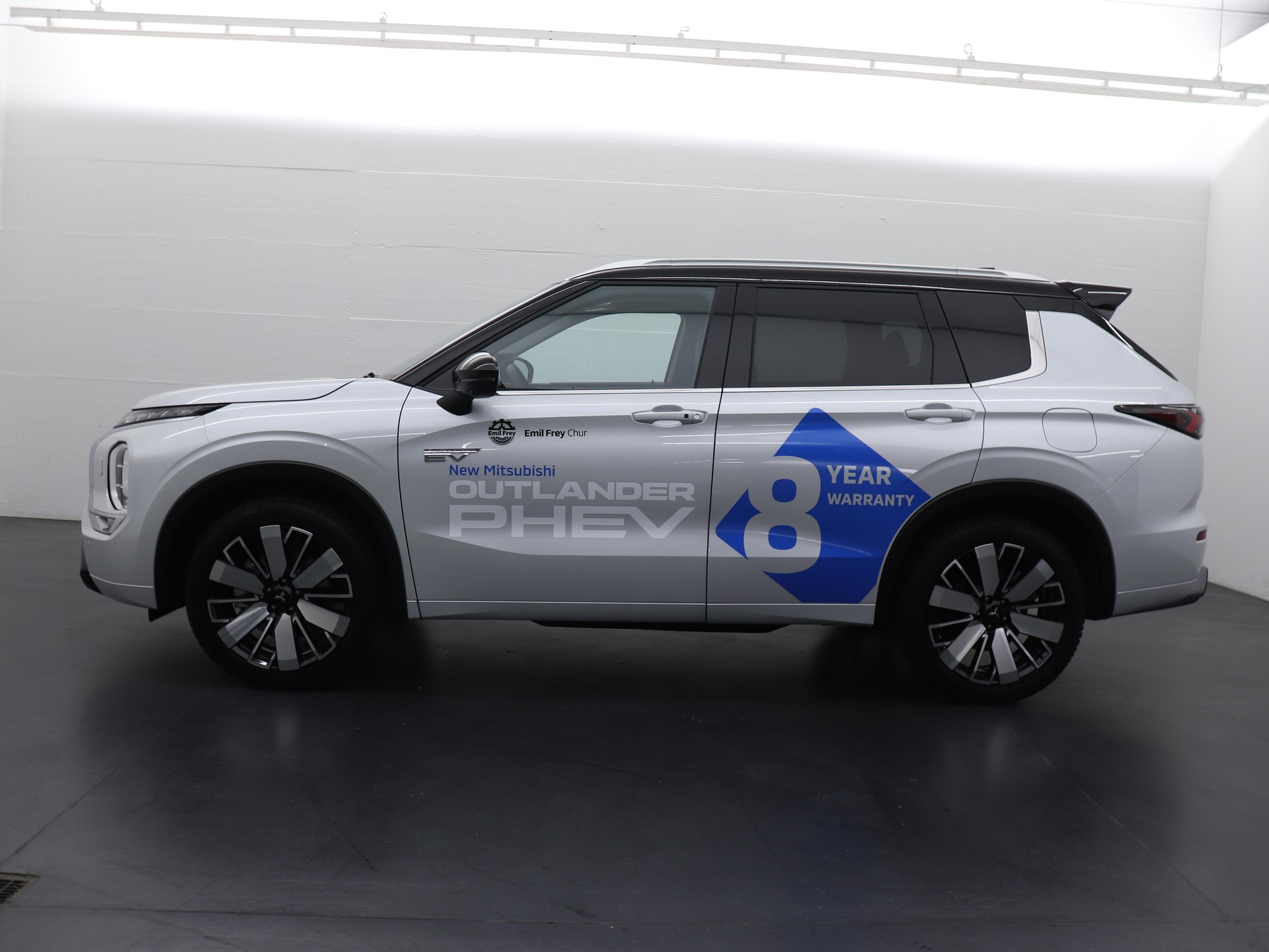 MITSUBISHI Outlander 2.4 PHEV Instyle Blackline 4x4-image-3