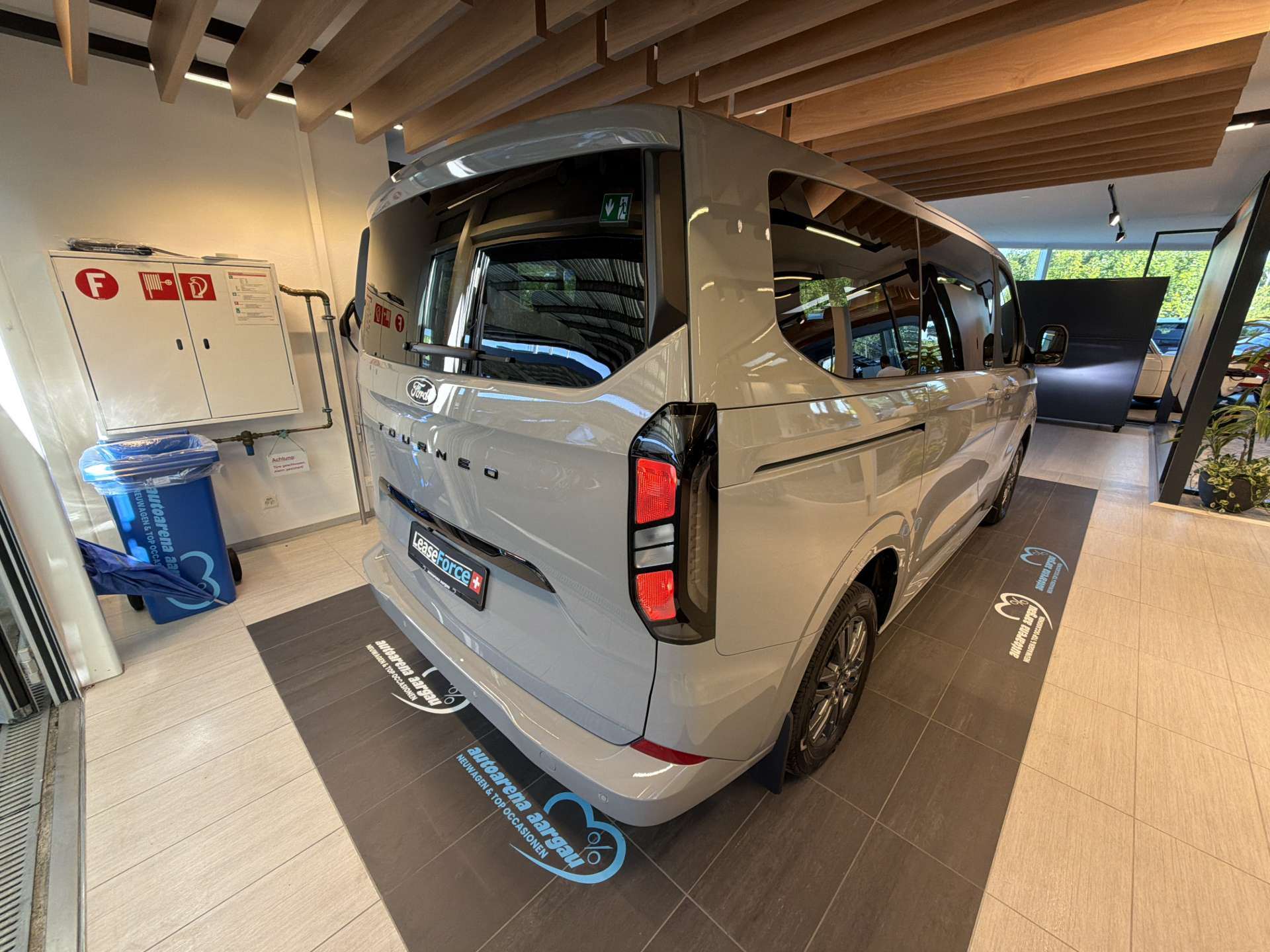 FORD Tourneo Custom 320 L1H1 Titanium 8-Plätzer Automat-image-2