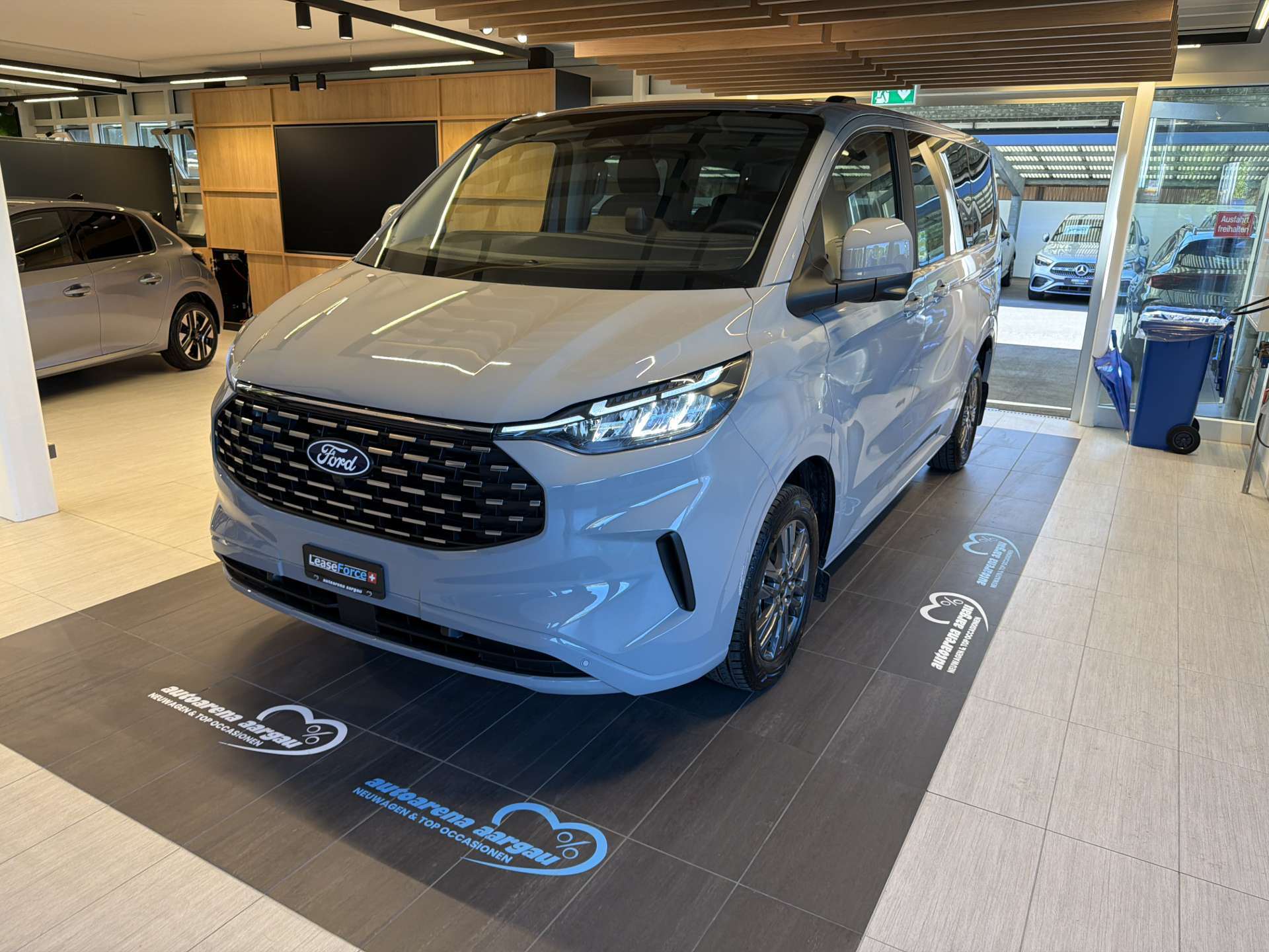 FORD Tourneo Custom 320 L1H1 Titanium 8-Plätzer Automat-image-0