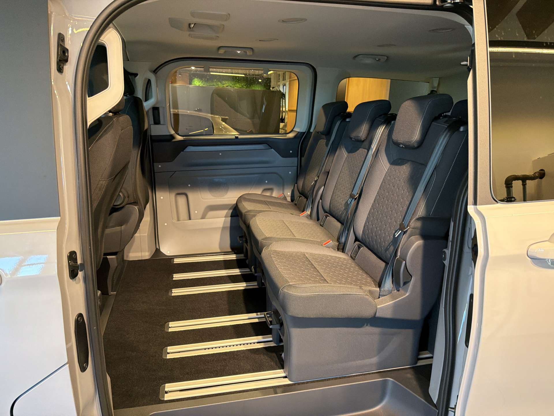 FORD Tourneo Custom 320 L1H1 Titanium 8-Plätzer Automat-image-6