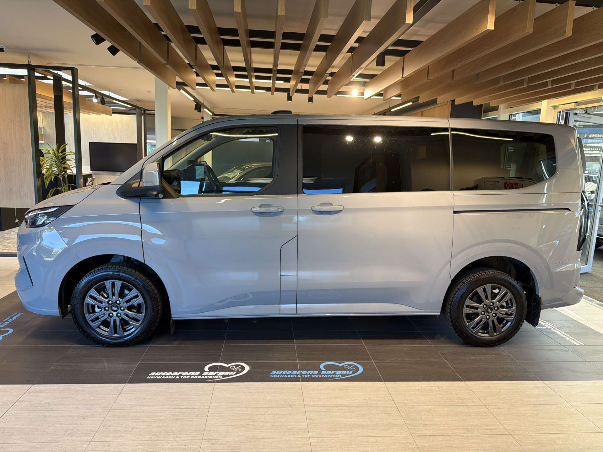 FORD Tourneo Custom 320 L1H1 Titanium 8-Plätzer Automat-image-11
