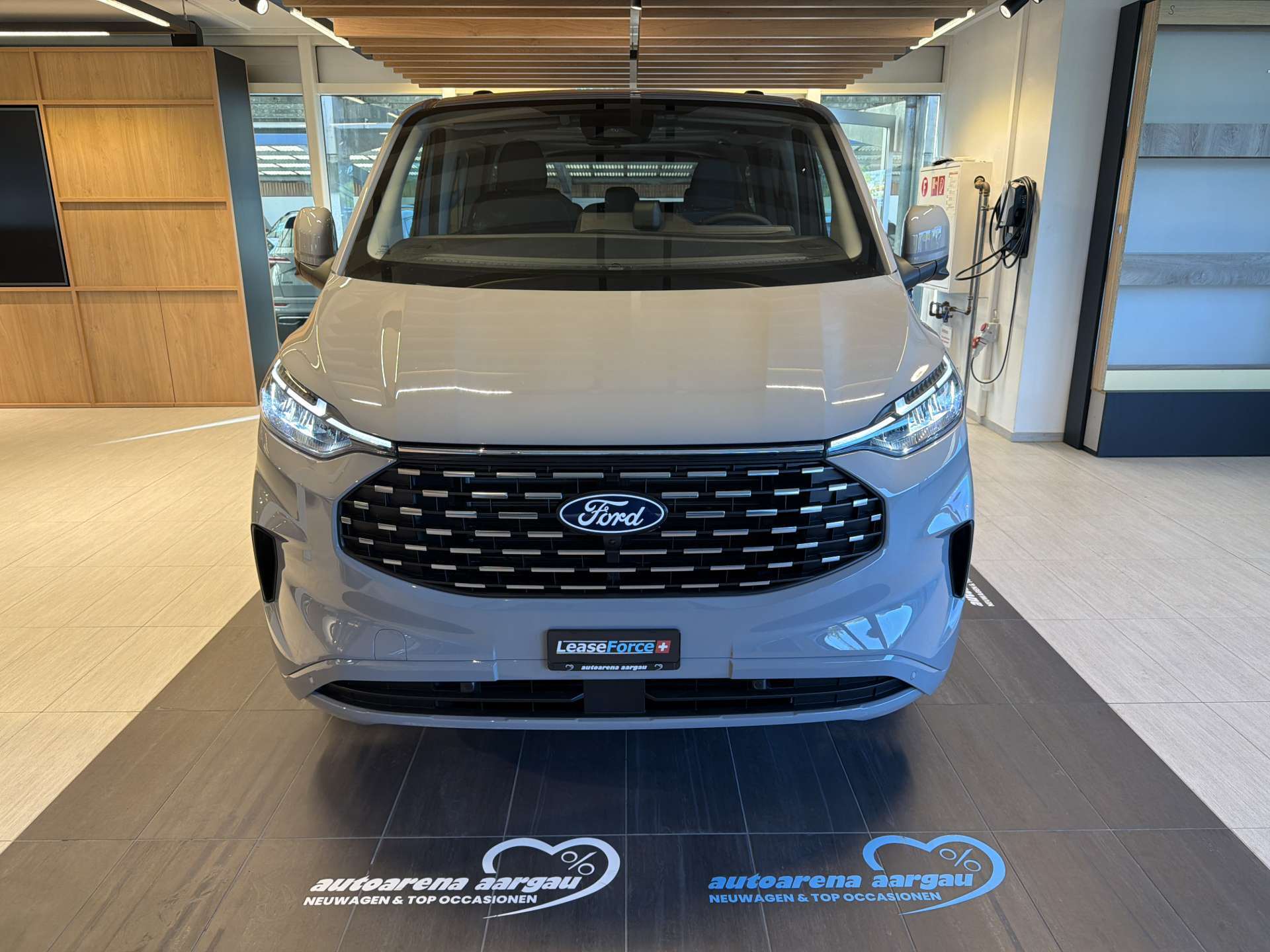 FORD Tourneo Custom 320 L1H1 Titanium 8-Plätzer Automat-image-10