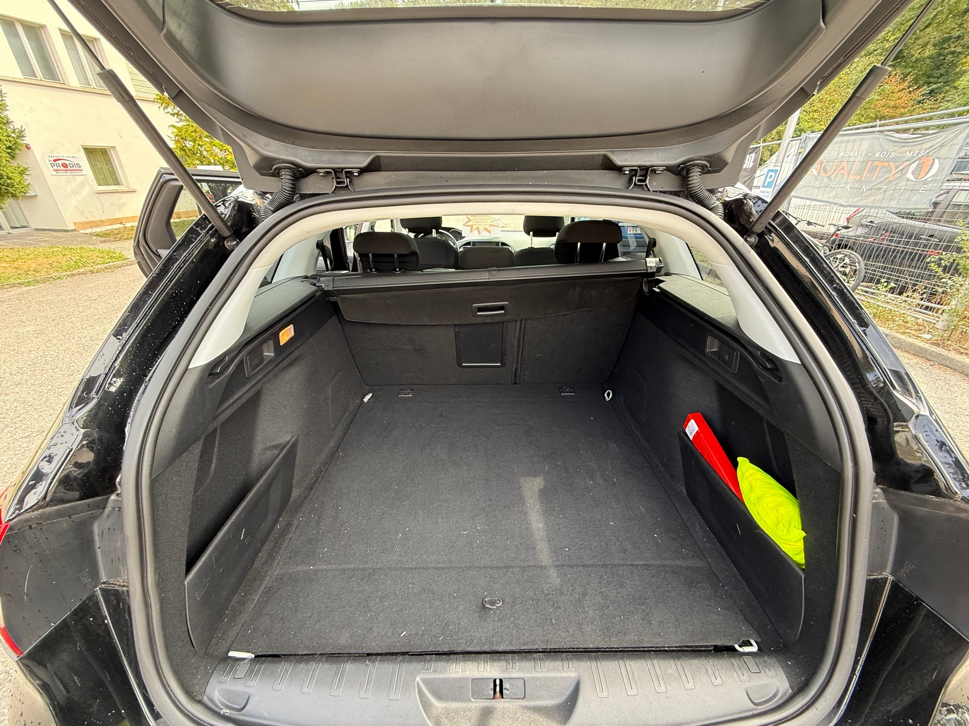 PEUGEOT 308 SW 1.2 THP Active Automatic-image-9