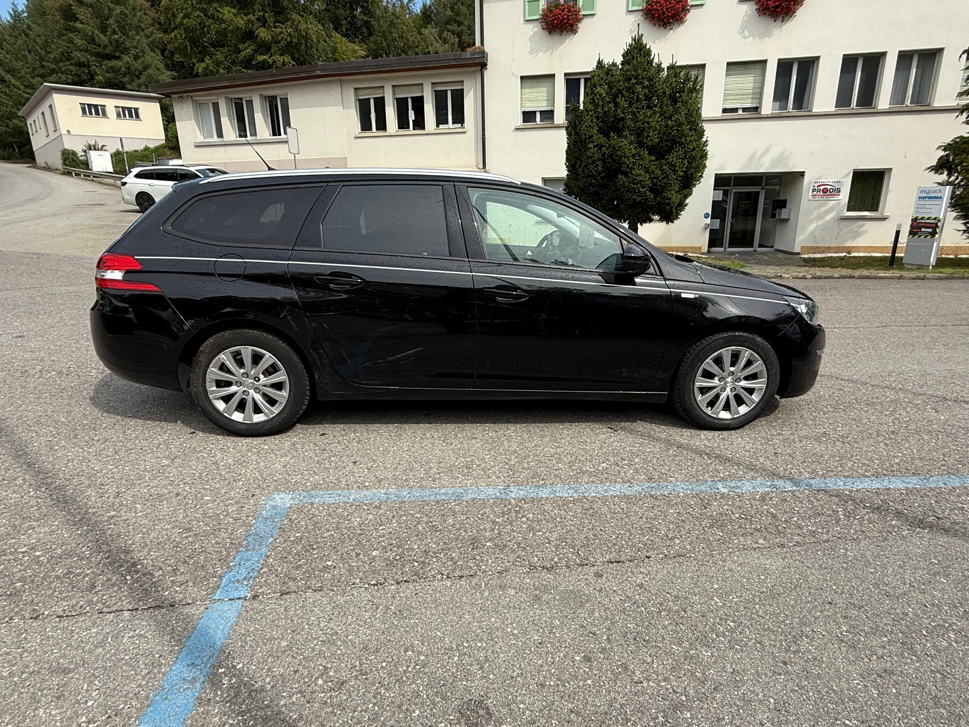 PEUGEOT 308 SW 1.2 THP Active Automatic-image-4