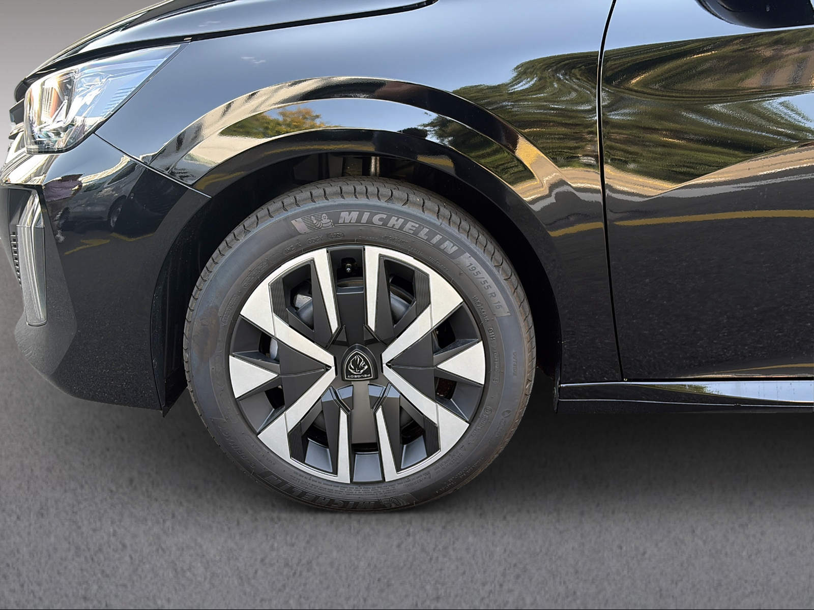 PEUGEOT 208 1.2 Hybrid Style-image-12