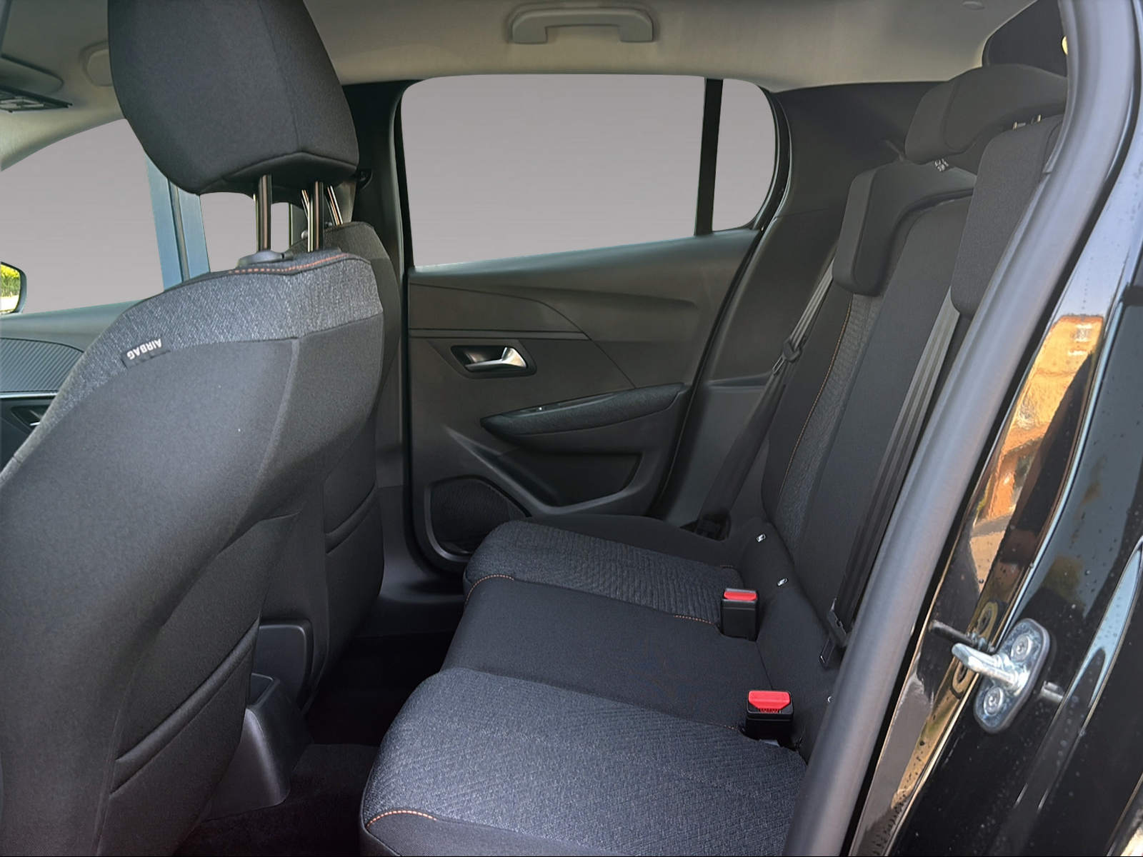 PEUGEOT 208 1.2 Hybrid Style-image-9