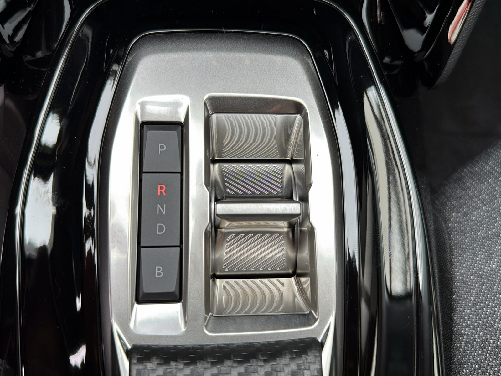 PEUGEOT 208 1.2 Hybrid Style-image-8